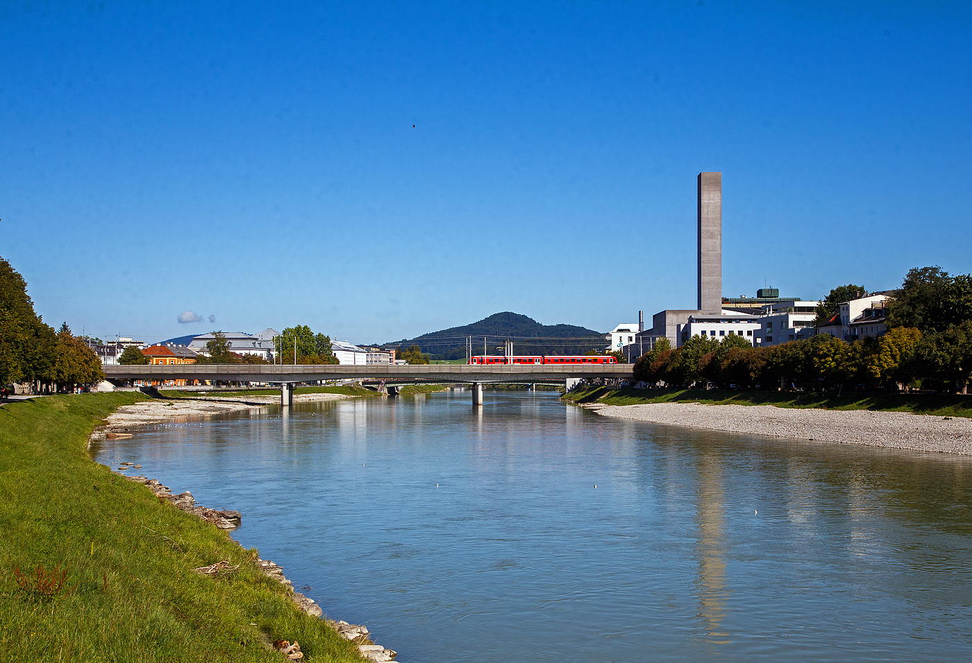 Ein Dieseltriebzug der Baureihe 628.4 /928.4 der SdOstBayernbahn (SOB) zum DB RegioNetz gehrend, berquert am 12.09.2022 in Salzburg die Salzach und fhrt in Richtung Freilassing (Deutschland).  

Diese Dieseltriebzge der BR 628.4 /928.4 der SdOstBayernbahn (SOB) fahren als RB 45 die Verbindung Salzburg- Freilassing - Mhldorf (Oberbay) – teilweise bis Landshut.