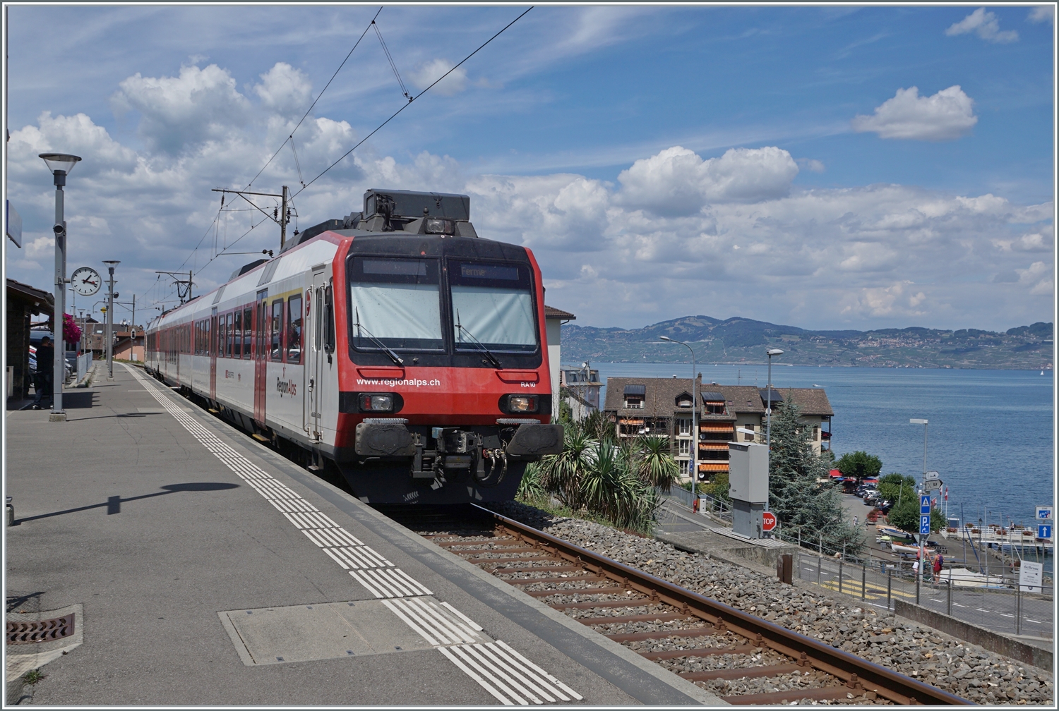 Ein RegionAlps RBDe 560 wartet in St-Gingolph auf die Abfahrt nach Brig. 

30. Juli 2022