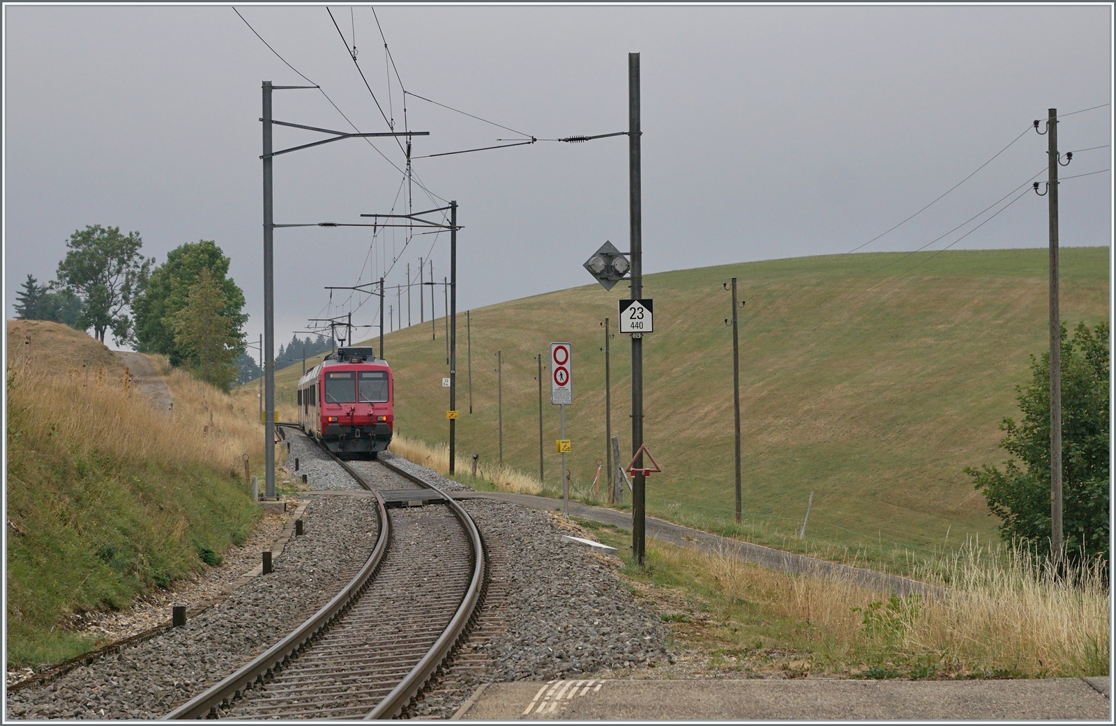 Ein TRAVYS RBDe 560 hat die Haltestelle Les Charbonnières verlassen und fährt nun weiter in Richtung Le Brassus. 

6. Aug. 2022