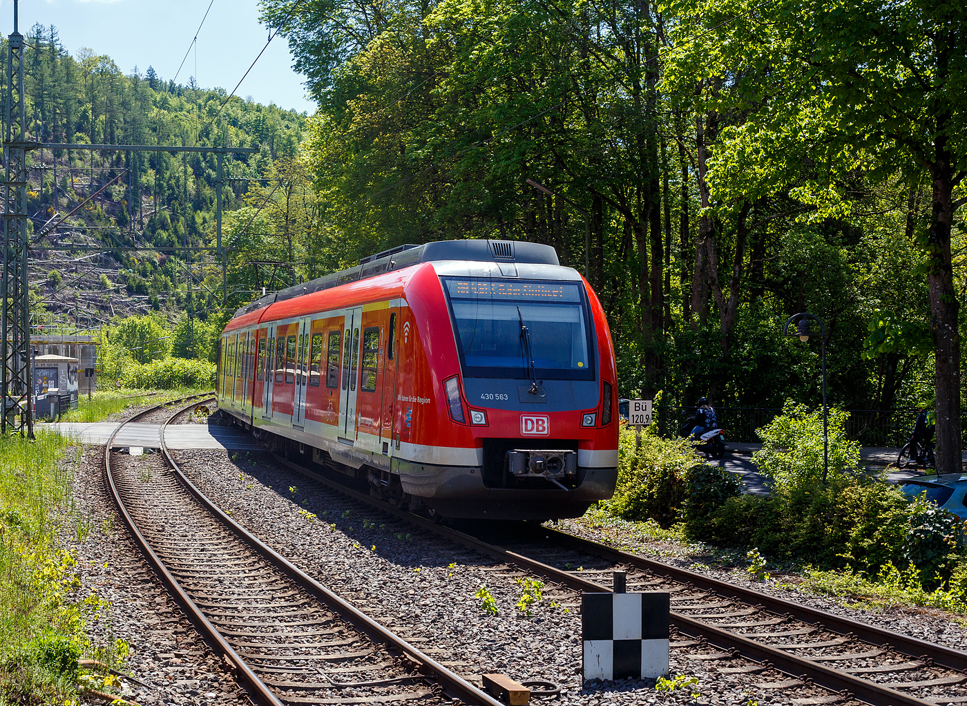 Ein Triebzug der BR 430 / 431 der S-Bahn Stuttgart wohl auf Werkstattfahrt...
Der vierteilige Elektrotriebzug 430 063 / 431 063 / 431 563 / 430 536 der S-Bahn Stuttgart (DB Regio AG - Baden-Württemberg) fährt am 09 Mai 2025 durch den Bahnhof Kirchen/Sieg in Richtung Köln.

Der Triebzug wurde 2012 von Bombardier Transportation GmbH in Hennigsdorf sowie in Aachen unter den Fabriknummern 26620 bis 26623 gebaut, die Abnahme durch die DB Regio AG - Region Baden-Württemberg (S-Bahn Stuttgart) erfolgte jedoch erst im Februar 2014. 

Nach ursprünglichen Planungen der Hersteller sollte die Baureihe 430/431 bis Juni 2012 eine Zulassung erhalten haben. Dieser Zeitplan konnte jedoch nicht eingehalten werden. Die Fahrzeuge der Baureihe 430/431 erhielten am 21. Februar 2013 vom Eisenbahn-Bundesamt wegen Problemen mit der Mehrfachsteuerung zunächst nur eine Zulassung für den Kurzzugbetrieb. Die Zulassung für Voll- und Langzüge erfolgte am 25. März 2013. Seit dem 8. April 2013 erfolgt die Abnahme durch DB Regio vom Hersteller Bombardier.

Der Einsatz der Baureihe 430 in Stuttgart sollte ursprünglich Ende 2012 beginnen und bundesweit der erste sein. Zum Beginn des Verkehrsvertrags am 1. Juni 2013 sollten dann alle 87 bestellten Fahrzeuge zur Verfügung stehen, letztlich war dies erst im Januar 2015 der Fall.
