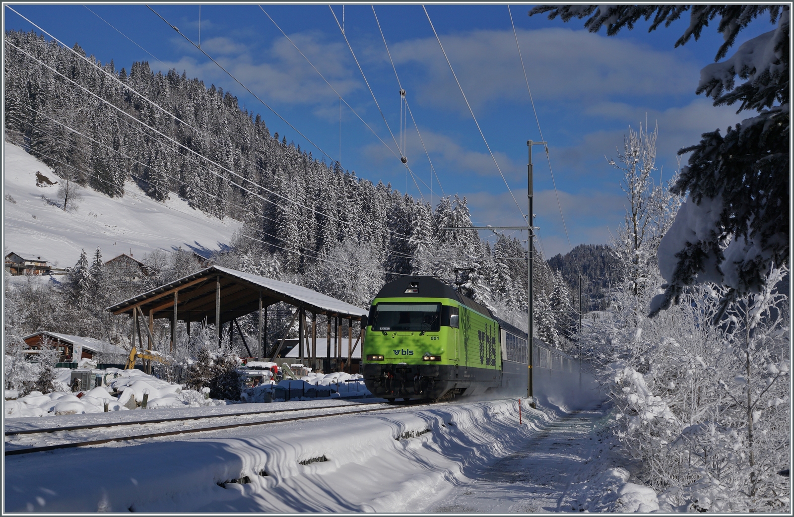 Ein Wintertraum! Trotz der aus Zeitgründen etwas eilig aufgesuchten spontanen Fotostelle bei Mannried zeigt sich die BLS Re 465 001 mit ihrem GoldenPass Express 4065 von Interlaken Ost nach Montreux kurz vor Zweisimmen in einer herrlichen Winterlandschaft. 

20. Januar 2023
