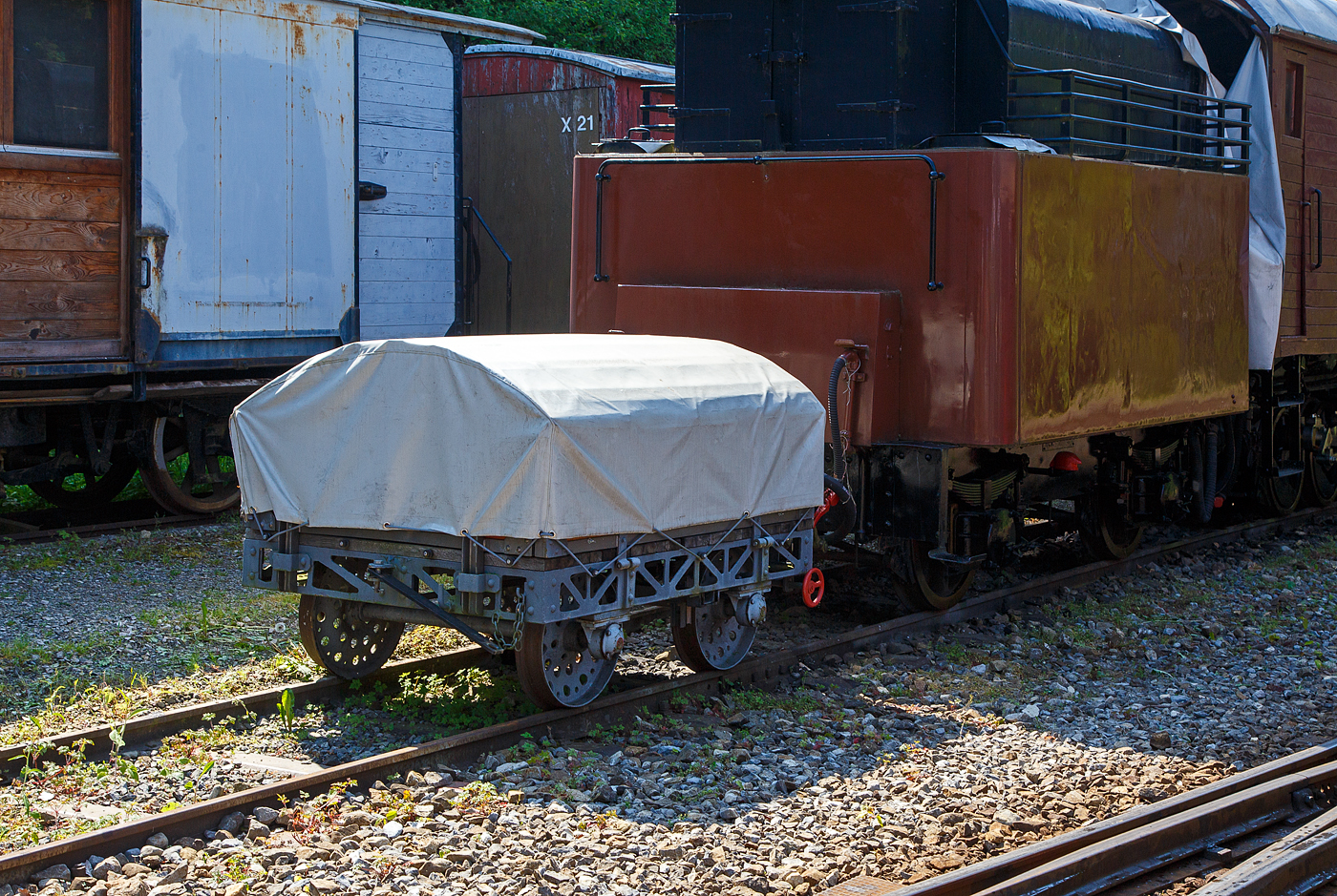 Eine kleine zweiachsige Güterlore, ex GFM (Chemins de fer Fribourgeois, ab 2000 tpf - Transports publics fribourgeois SA / Freiburgische Verkehrsbetriebe AG), steht am 27.05.2023 im Museumsareal Chaulin der Museumsbahn Blonay-Chamby.