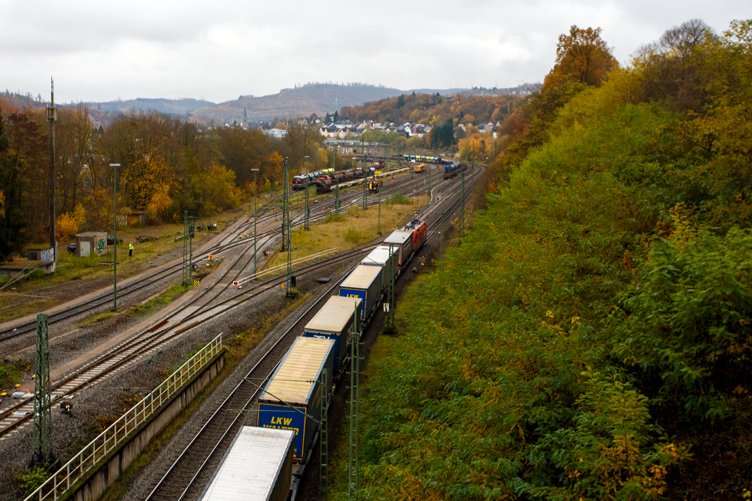 Eine ÖBB Taurus I (ÖBB Reihe 1016 – Siemens ES64U2) fährt am 09 November 2025 mit einem KLV-Zug durch den Bahnhof Betzdorf (Sieg) in Richtung Siegen.

Hinten im Rangierbahnhof (Rbf) werden die Gleise erneuert. 
