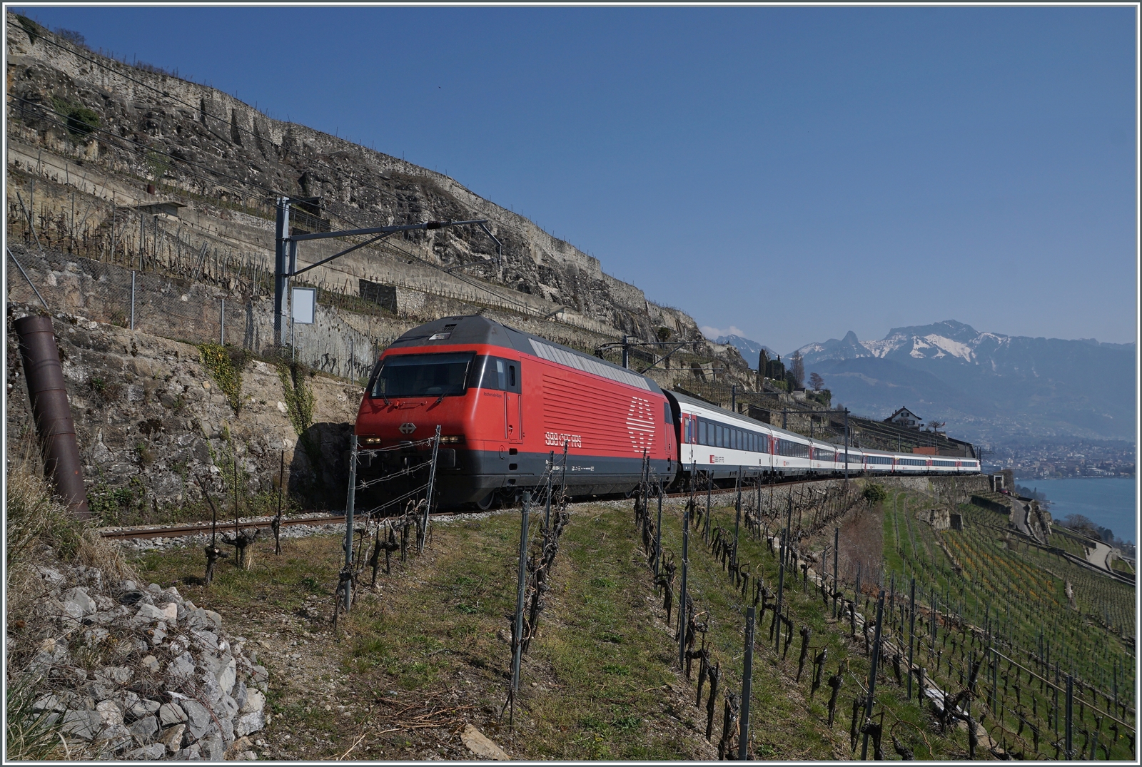 Eine SBB Re 460 ist mit dem Baustellenbedingt umgeleitet IR auf der Fahrt von Vevey nach Puidoux. 

20. März 2022