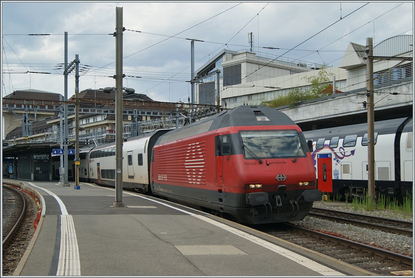 Eine SBB Re 460 wartet in Lausanne mit ihrem IR 90 auf die Abfahrt. Ein eigentlich belangloses Bild, doch der Wandel von Lok gezogen (bzw. geschobenen) Zügen zu Triebzügen hält unvermindert an und so ist eine heute alltägliche Situation morgen schon historisch...

19. Juli 2024