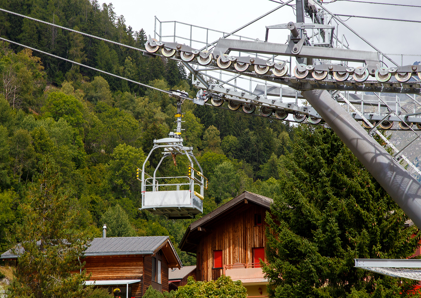 Eine der zwei offenen Transport-/Güterkabinen der 10er-Gondelbahn Fiesch - Fiescheralp / Kühboden am 07 September 2021in Fiesch aus dem Zug heraus fotografiert. 