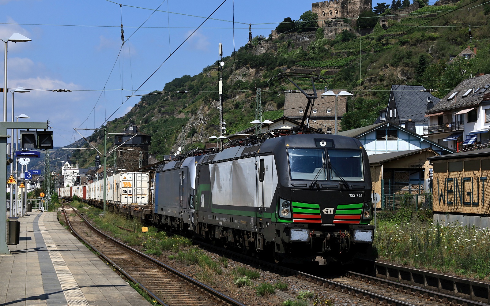 ELL 193 745-7 + RP 193 119-5 mit dem Sarp-Intermodal Containerzug. Kaub 05.08.2024