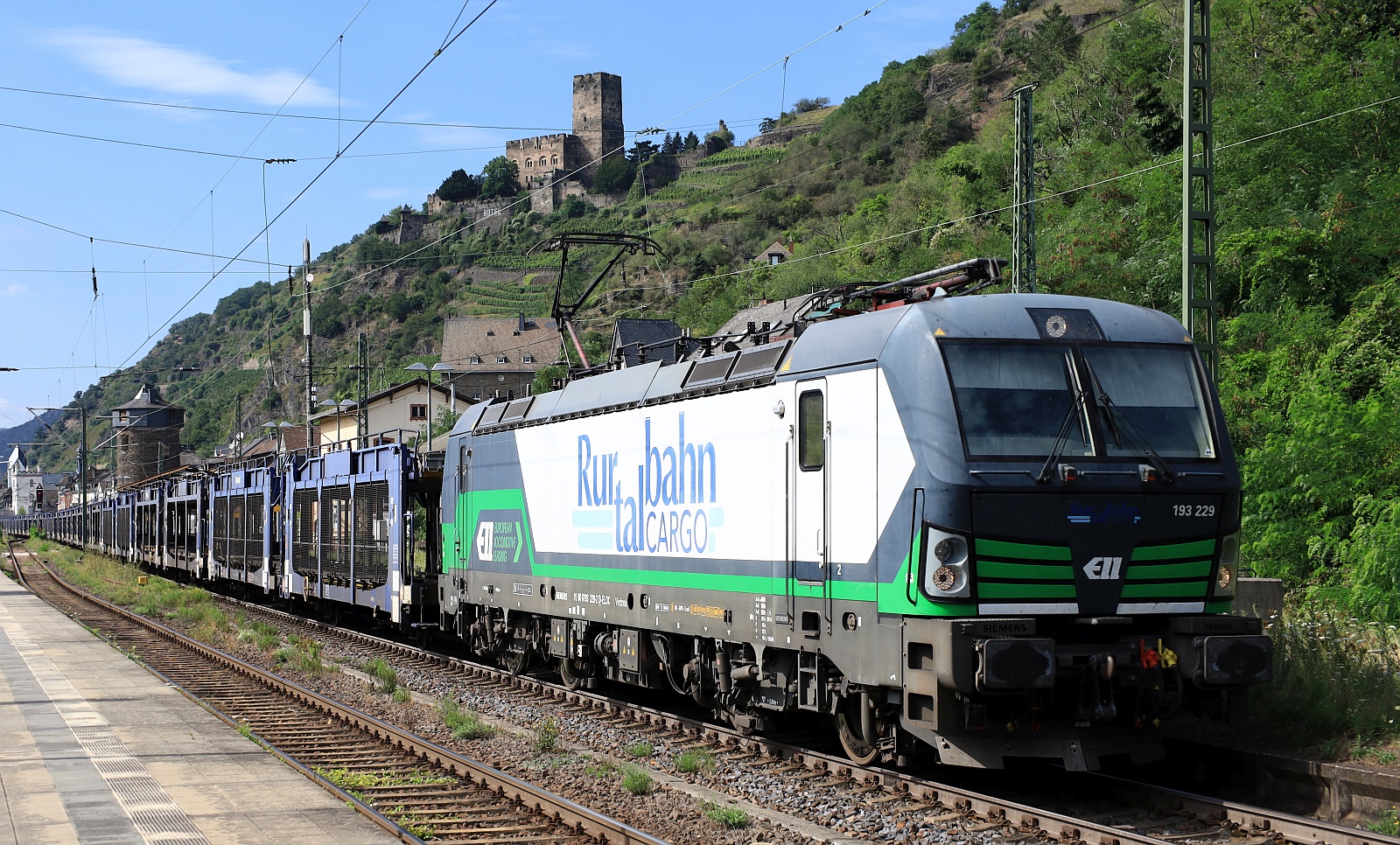 ELL/RTB 193 229-2 REV/Lz/08.09.21 mit leerem Aututransportzug unterwegs gen Rüdesheim. 05.08.2024