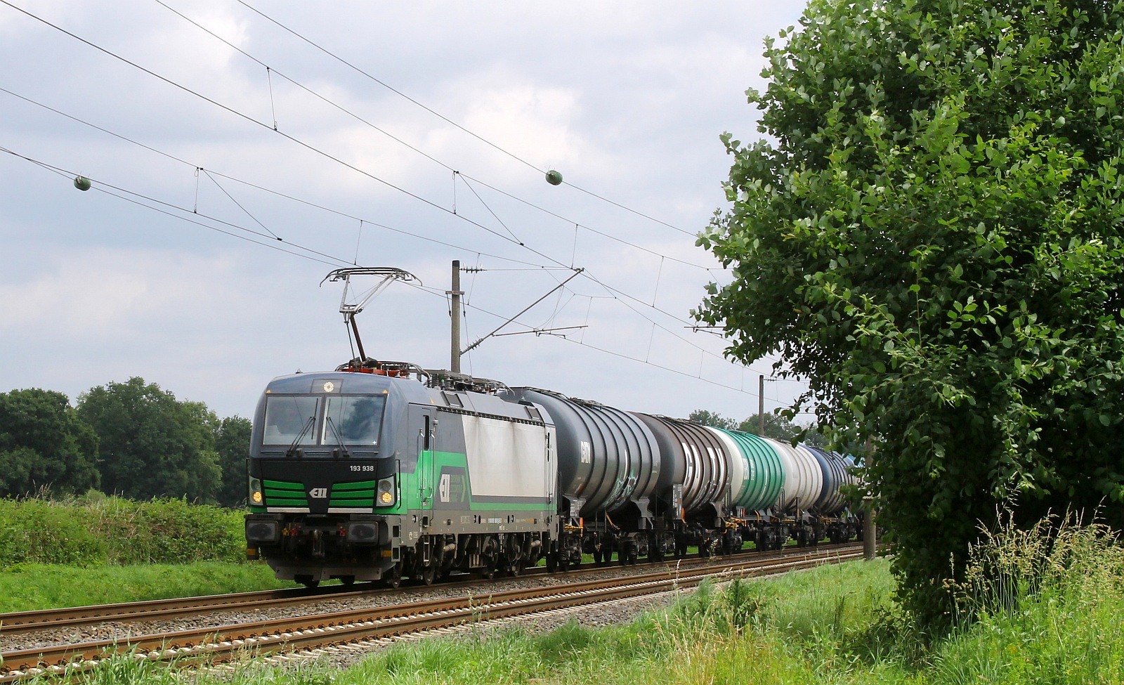 ELOC/ELL 193 938-8 mit Kesselwagenzug am Bü Lotte, 05.06.2024