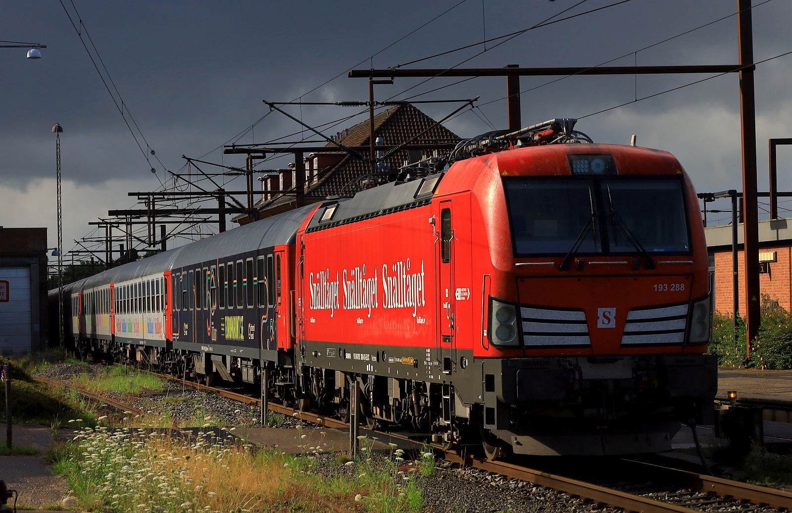 ELOC/ELL/Snälltåget 193 288-8 kurz vor einem gewaltigen Regenschauer....Pattburg/DK 26.07.2023