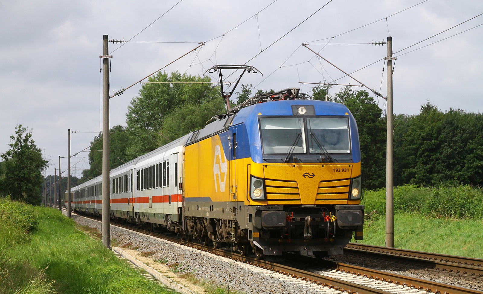 ELOC/NS 193 931-3 vor IC 143 Amsterdam-Berlin beim Bü Lotte, 05.06.2024 