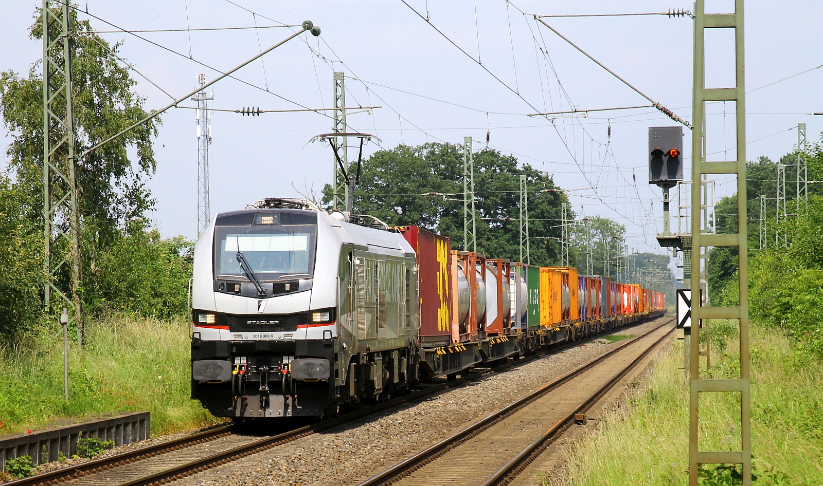 ELP/RailForceOne 2019 302-9 mit Containerzug, Anrath 07.06.2024