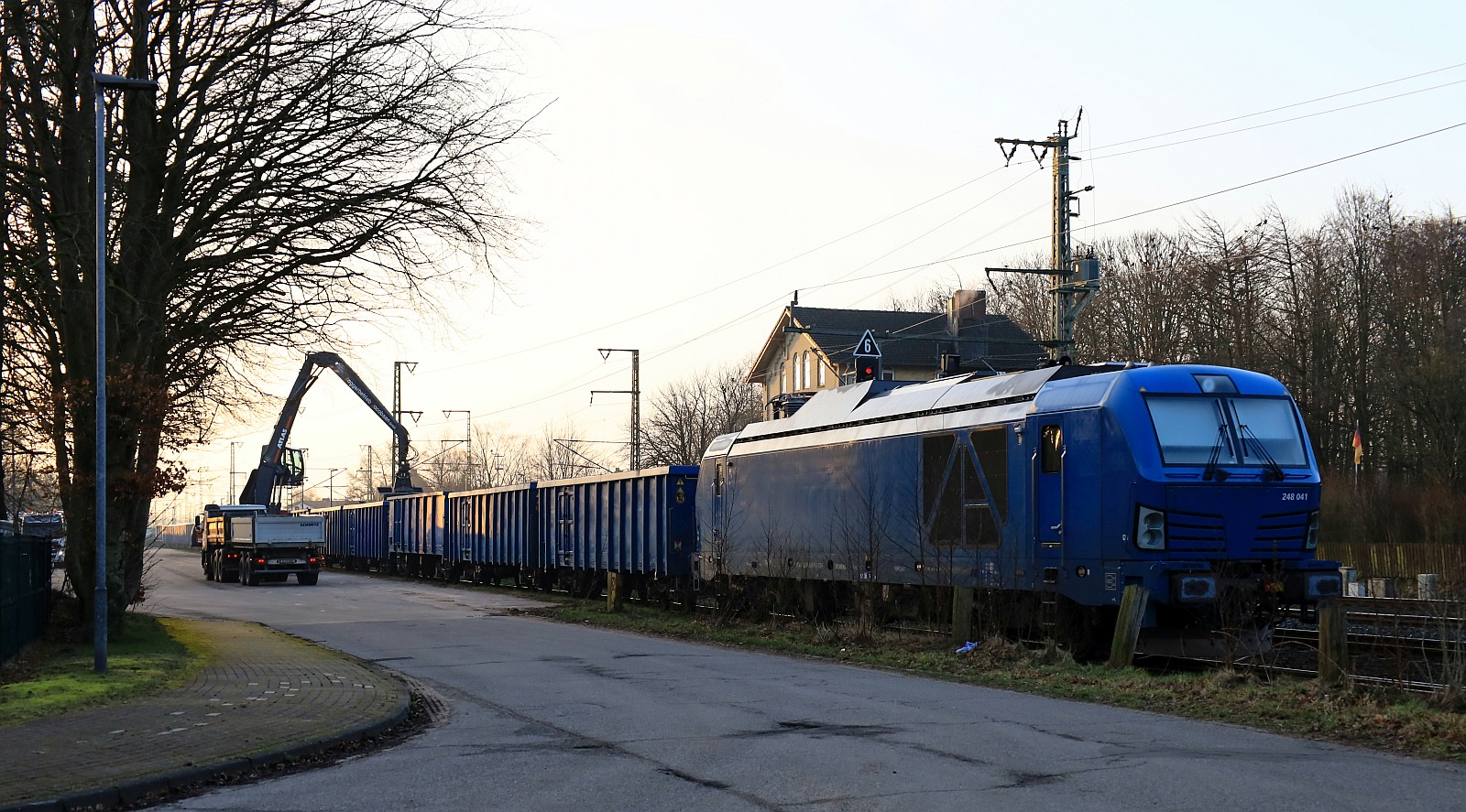 Es ist wieder Zeit für die Düngerzüge...EGP 248 041-6 mit Düngerzug in der Ladestrasse in Jübek. 01.03.2024