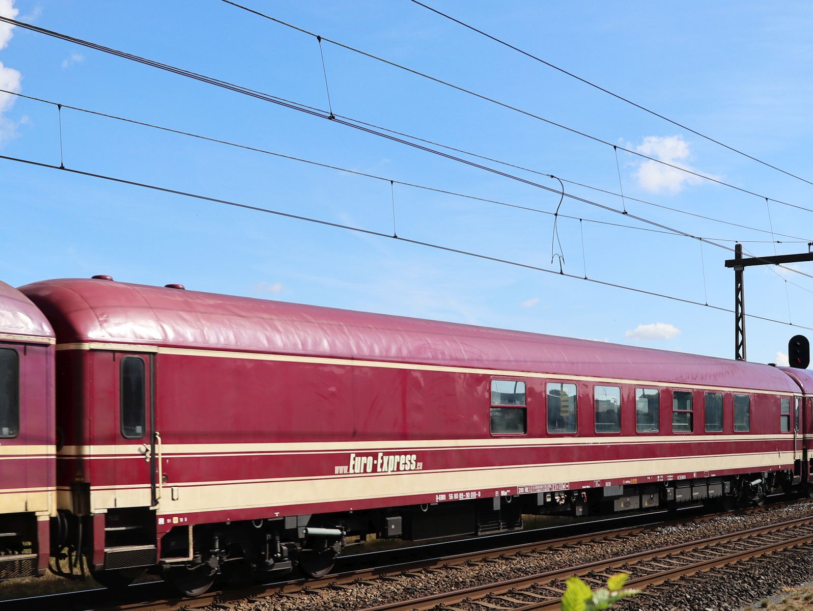 Euro Express Wgm Speise und Barwagen mit Nummer 56 80 89-90 010-0 D-EURO (O&K bBaujahr 1968, ex DB Bcm243) Sziget ExpressBahnhof Holten, Niederlande 08-08-2022.


Euro Express Wgm Bar en gezelschapsrijtuig met nummer 56 80 89-90 010-0 D-EURO (O&K bouwjaar 1968, ex DB Bcm243)  in leegmaterieeltrein Sziget Express door station Holten, Nederland 08-08-2022.