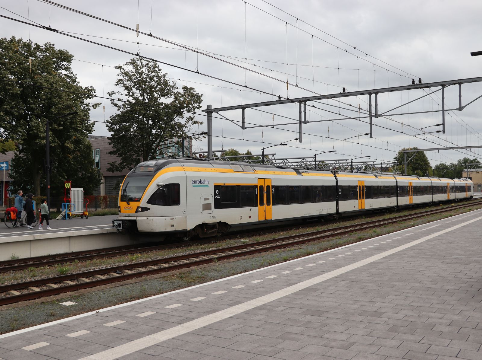 Eurobahn triebzug FLIRT ET 7 06 (429 011-0) Gleis 1 Venlo 28-09-2023.

Eurobahn treinstel FLIRT ET 7 06 (429 011-0) spoor 1 Venlo 28-09-2023.