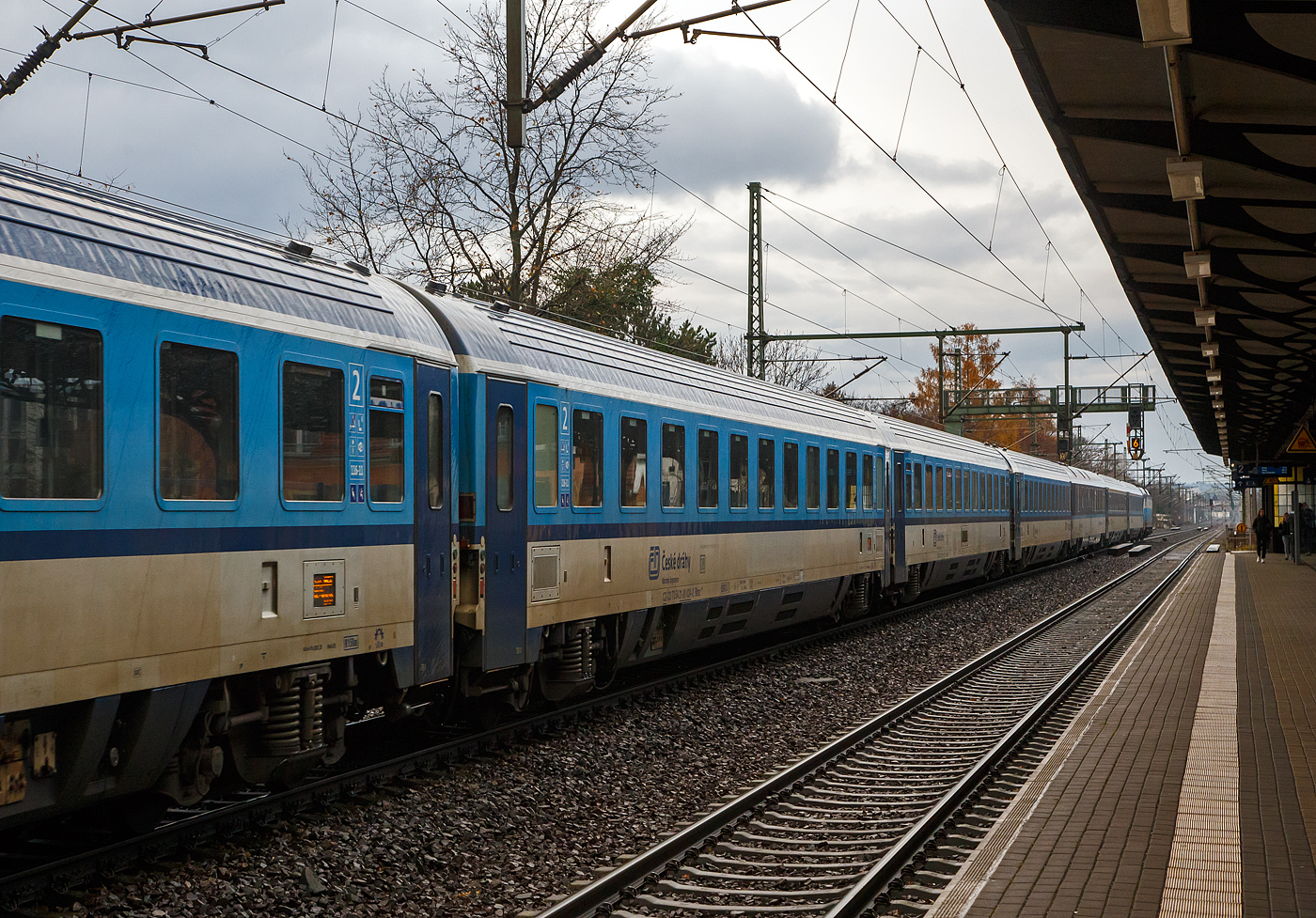 EuroCity 2. Klasse klimatisierter Abteilwagen (Reisezugwagen)
CZ-ČD 73 54 21-91 024-2 der Gattung Bmz 245, der ČD - České dráhy (Tschechischen Eisenbahnen) am 07.12.2022, im Zugverband eingereiht in den EC 378 „Berliner“ (Praha hl.n – Dresden Hbf - Berlin Hbf (tief) - Hamburg Hbf - Kiel Hbf), bei der Zugdurchfahrt in Dresden-Strehlen.

Aufgrund des sich ausweitenden Reisezugverkehrs und der Notwendigkeit, Wagen mit einer zulässigen Höchstgeschwindigkeit von 200 Km/h vorzuhalten, beschafften die Tschechischen Eisenbahnen/České Dráhy ab dem Jahr 1999/2000 (Ampz 146 und Bmz 245 sowie WRmz 815) und noch einmal ab 2006 (Ampz 143, Bmz 241) in zwei Serien EuroCity-Reisezugwagen 1. und 2. Klasse und passende Speisewagen bei Siemens in Österreich. Das Wagenkonzept lehnte sich stark an die ab 1989 an die Österreichischen Bundesbahnen gelieferten druckdichten Reisezugwagen an, wurde jedoch in einigen Punkten technisch wie optisch verfeinert.

Für die 1. Klasse sah man ausschließlich Großraumwagen mit 2+1-Bestuhlung vor. Der Großraum wurde und wird durch eine Glastrennscheibe mit Durchgang geteilt. Diese Trennwand teilte auch bis 2007 den Raucher- vom Nichtraucherbereich. Die 2. Klasse wurde ausschließlich als Abteilwagen geliefert mit sechs Sitzplätzen in klassischer Manier pro Abteil. Beim Speisewagen wurde an einem Wagenende ein Bistrobereich vorgesehen, am anderen der Restaurantbereich. Im Bistrobereich fanden zunächst ein halbrunder Tisch mit Stühlen und Bistro-Stehtische Platz, die beim Umbau ab ca. 2013/14 gegen eine Theke ausgetauscht wurden.

Alle Wagen bekamen die laufruhigen SGP-300-Drehgestelle von Siemens, eine Mehrspannungsausrüstung zum grenzüberschreitenden Verkehr auch in Ländern mit abweichender Heizspannung. Die Aggregate am Unterboden wurden, wie bei den ÖBB-Pendants, mit einer Wanne geschlossen ausgeführt,  lediglich Transformator und Klimagerät sind offen zugänglich. Deren Ausführung weicht sowohl von der ursprünglichen ÖBB-Serie wie auch von der „Upgrade“-Version ab.

Die Wagen werden vornehmlich in EuroCity-Zügen von Hamburg und Kiel nach Prag verwendet, kommen jedoch auch im innertschechischen Verkehr zum Einsatz, darüber hinaus auch in Zügen in die Slowakei. Auch Aarhus in Dänemark, Binz auf Rügen, Stettin in Polen, Ljubljana in Slowenien sowie Linz, Wien und Budapest gehörten und gehören zu den Fahrzielen dieser Wagen.