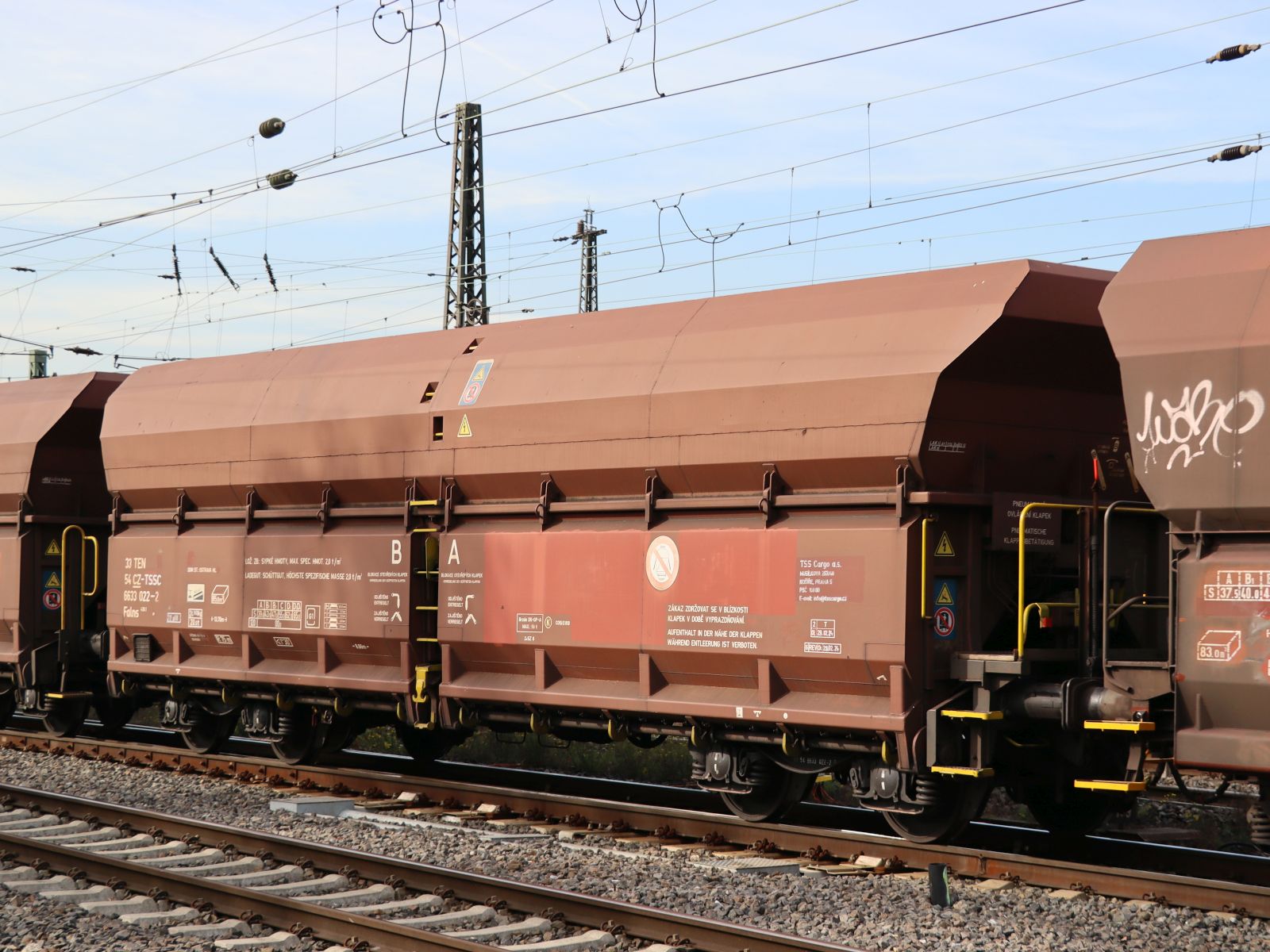 Falns 436.1 TSSC Schttgutwagen mit schlagartiger Schwerkraftentladung Nummer 33 TEN 54 CZ-TSSC 6633 022-2 Guterbahnhof Oberhausen West, Deutschland 18-10-2024.



Falns 436.1 vierassige zelflosser uit Tsjechi van TSSC  met nummer 33 TEN 54 CZ-TSSC 6633 022-2 goederenstation Oberhausen West, Duitsland 18-10-2024.

 