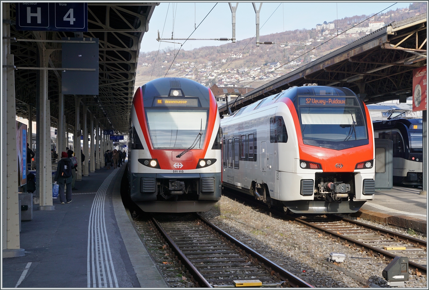  Fernverkehr  auf der Train de Vignes Strecke: der fr den Fernverkehr beschaffte SBB Flirt3 RABe 523 503  Mouette  (RABe 94 85 0 523 503-6 CH-SBB) wartet als S7 in Vevey auf die Abfahrt nach Puidoux; daneben steht der SBB RABe 511 115

11. Februar 2023