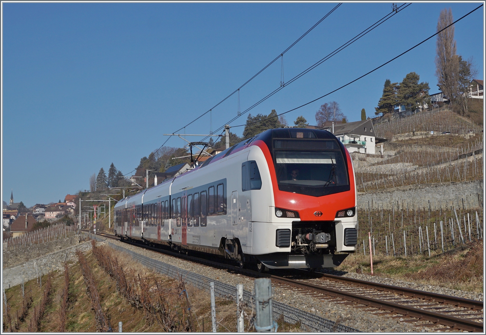  Fernverkehr  auf der Train de Vignes Strecke: der für den Fernverkehr beschaffte SBB Flirt3 RABe 523 503  Mouette  (RABe 94 85 0 523 503-6 CH-SBB) ist als S7 auf der Train de Vignes Strecke zwischen Puidoux und Vevey unterwegs. Das Bild entstand kurz nach Chexbres. Am folgenden Tag wurde der Flirt* Mouette durch einen Domino Zug abgelöst.

15. Februar 2023