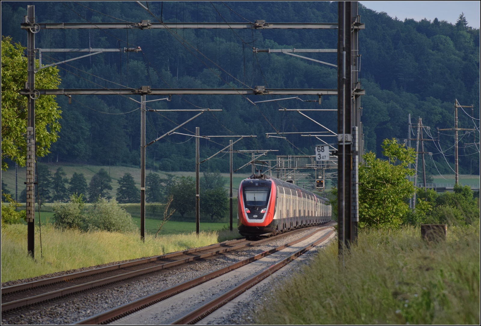 Fernverkehrstag auf der Altstrecke.

Via Burgdorf gibt es zumeist nur noch Güterverkehr, Nahverkehr und überregionale Züge nach Bern. Nicht an diesem Tag, RABe 503  225 und RABDe 502 006 sind diesmal gemächlicher Richtung Bern unterwegs. Bollodingen, Juni 2023.