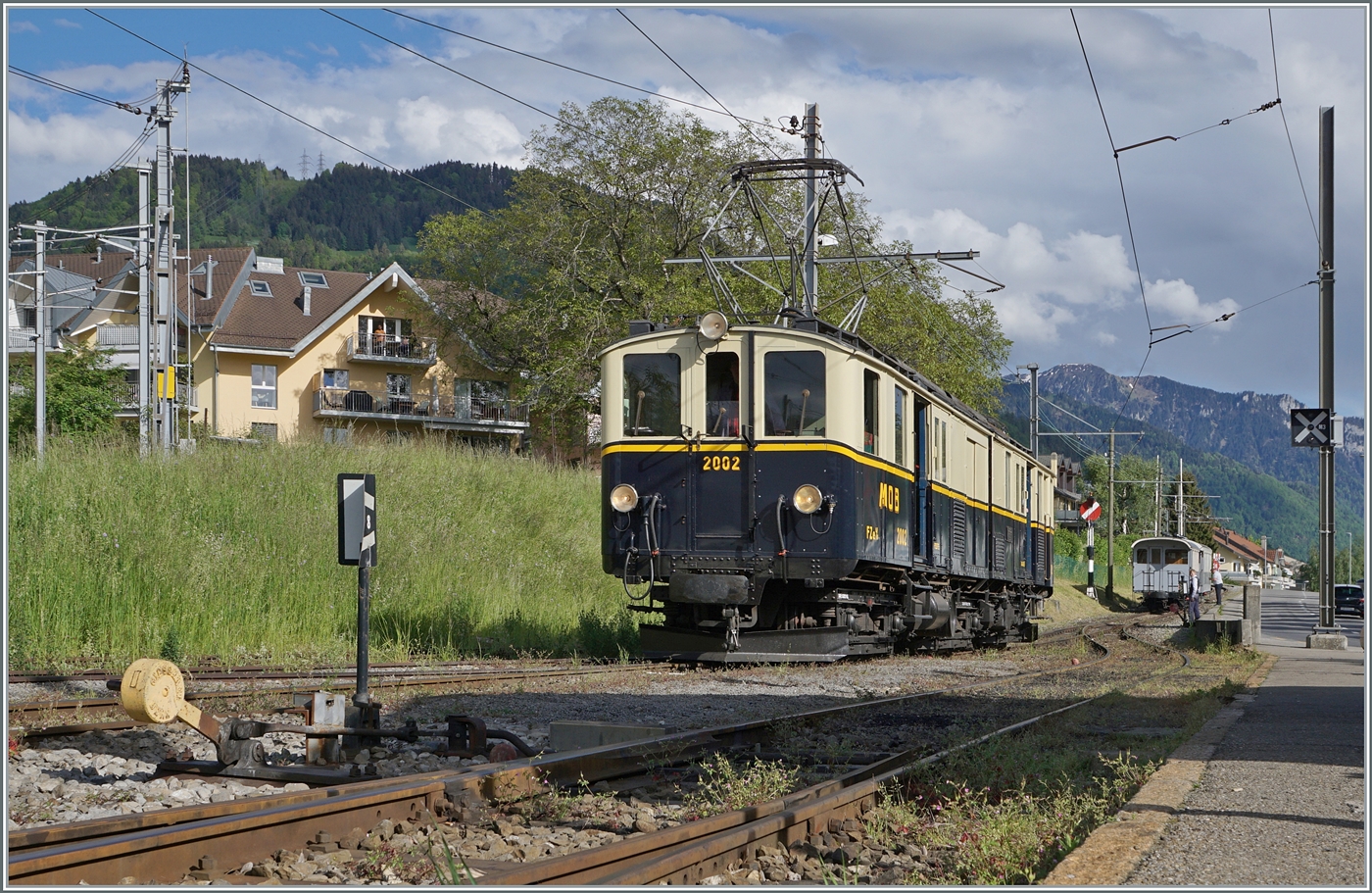 Festival Suisse de la vapeur (Schweizer Dampffestival 2024) - der MOB FZe 6/6 2002 der Blonay-Chamby Bahn rangiert im sanften Abendlicht in Blonay.

19. Mai 2024