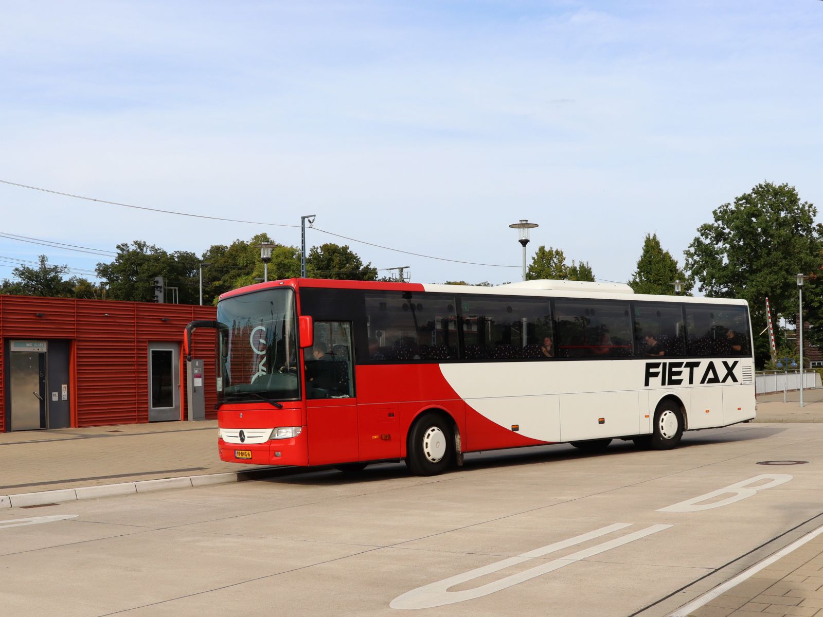 Fietax Weerselo, Mercedes-Benz Integro II Baujahr 2010. Schienenersatzvekehr. Bahnhof Bad Bentheim, Deutschland 27-08-2025.

Fietax Weerselo, Mercedes-Benz Integro II bouwjaar 2010. Als treinvervangend vervoer. Station Bad Bentheim, Duitsland 27-08-2025.