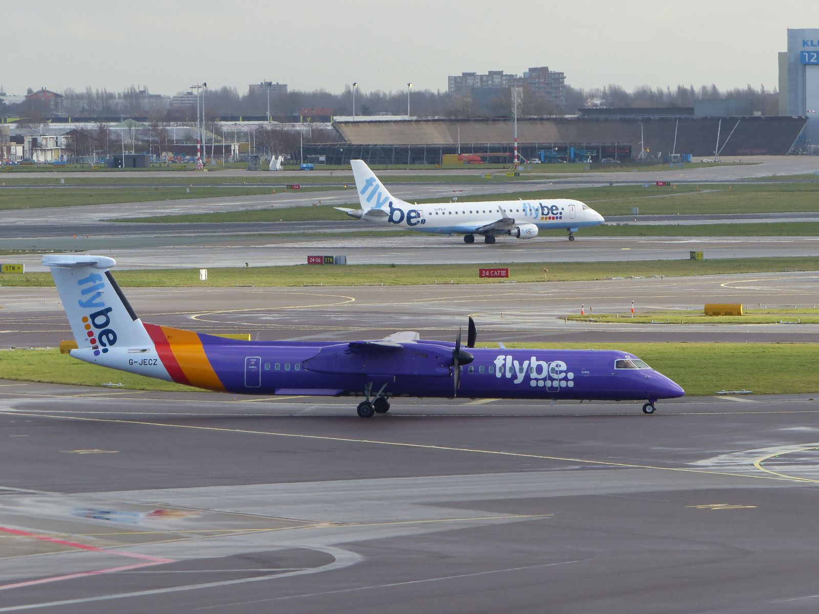 G-JECZ Flybe De Havilland Canada DHC-8 402 Baujahr 2007. Flughafen Amsterdam Schiphol, Niederlande 13-02-2020.

G-JECZ Flybe De Havilland Canada DHC-8 402 bouwjaar 2007. luchthaven Schiphol 13-02-2020.