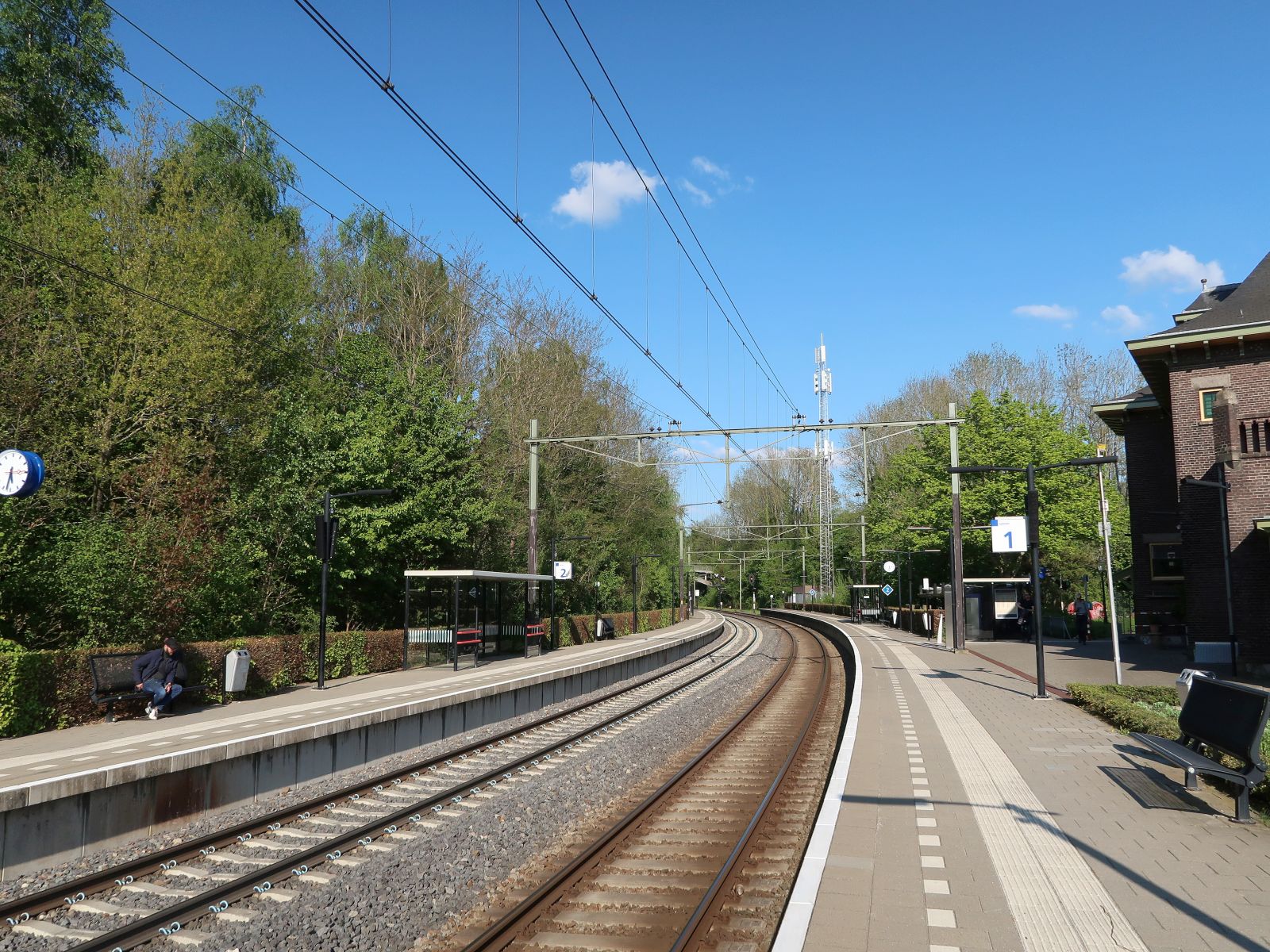 Gleis 1 und 2 Bahnhof Schin op Geul 26-04-2025.

Spoor 1 en 2 station Schin op Geul 26-04-2025.