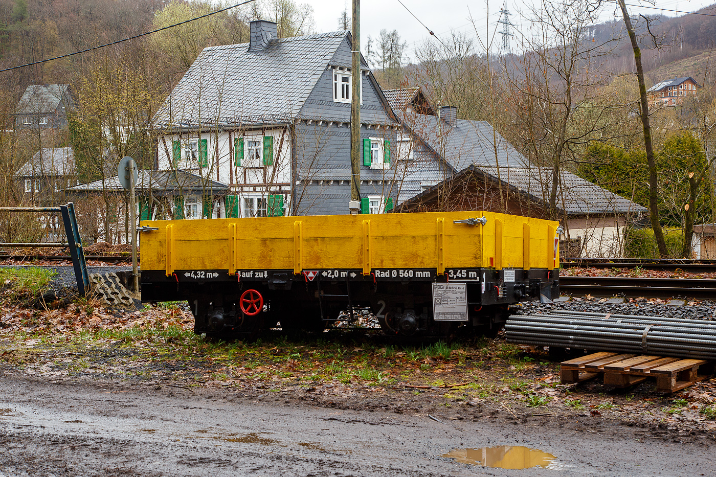 Gleiskraftwagenanhnger GKW-A, Kleinwagen D-SESAF 99 80 9750 437-2 der SES Aus- und Fortbildung e.K. (Horst), abgestellt am 01.04.2023 beim Hp Grnebach Ort (an der Hellertalbahn).

TECHNISCHE DATEN:
Spurweite: 1.435 mm (Normalspur)
Lnge ber Kupplung: 4.320 mm
Achsabstand: 2.000 mm
Laufraddurchmesser: 560 mm
Lnge der Ladeflche: 3.450 mm
Eigengewicht: 3,4 t
Nutzlast: 8 t
Zul. Geschwindigkeit (Hg): 20 Km/h (ursprnglich 60 km/h)
