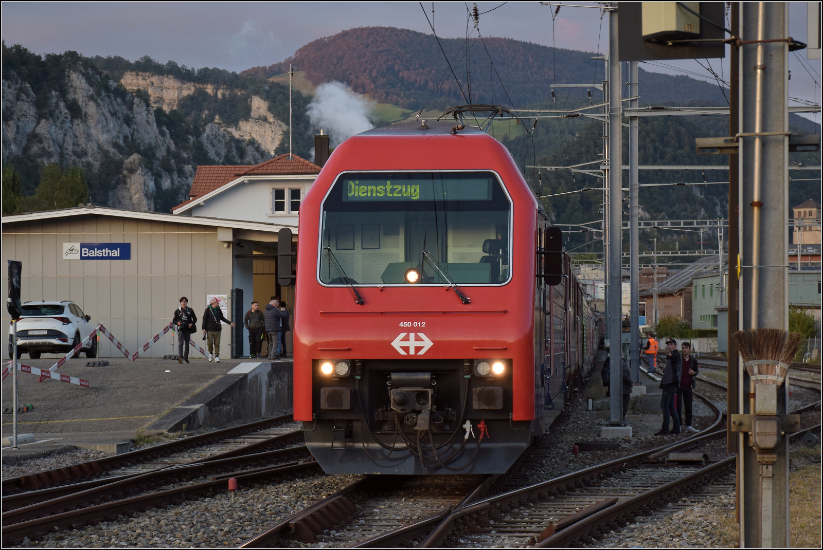 Grosses BoBo-Treffen in Balsthal - die Teilnehmerinnen:

Die Re 450 012 'Schwamendingen' ist im Lokomotivenclub der BoBos ein Aussenseiter. Sie ist als Triebkopf der Zürcher S-Bahn konzipiert und hat daher auch nur einen Führerstand und ein anderes Äusseres. Balsthal, September 2024.
