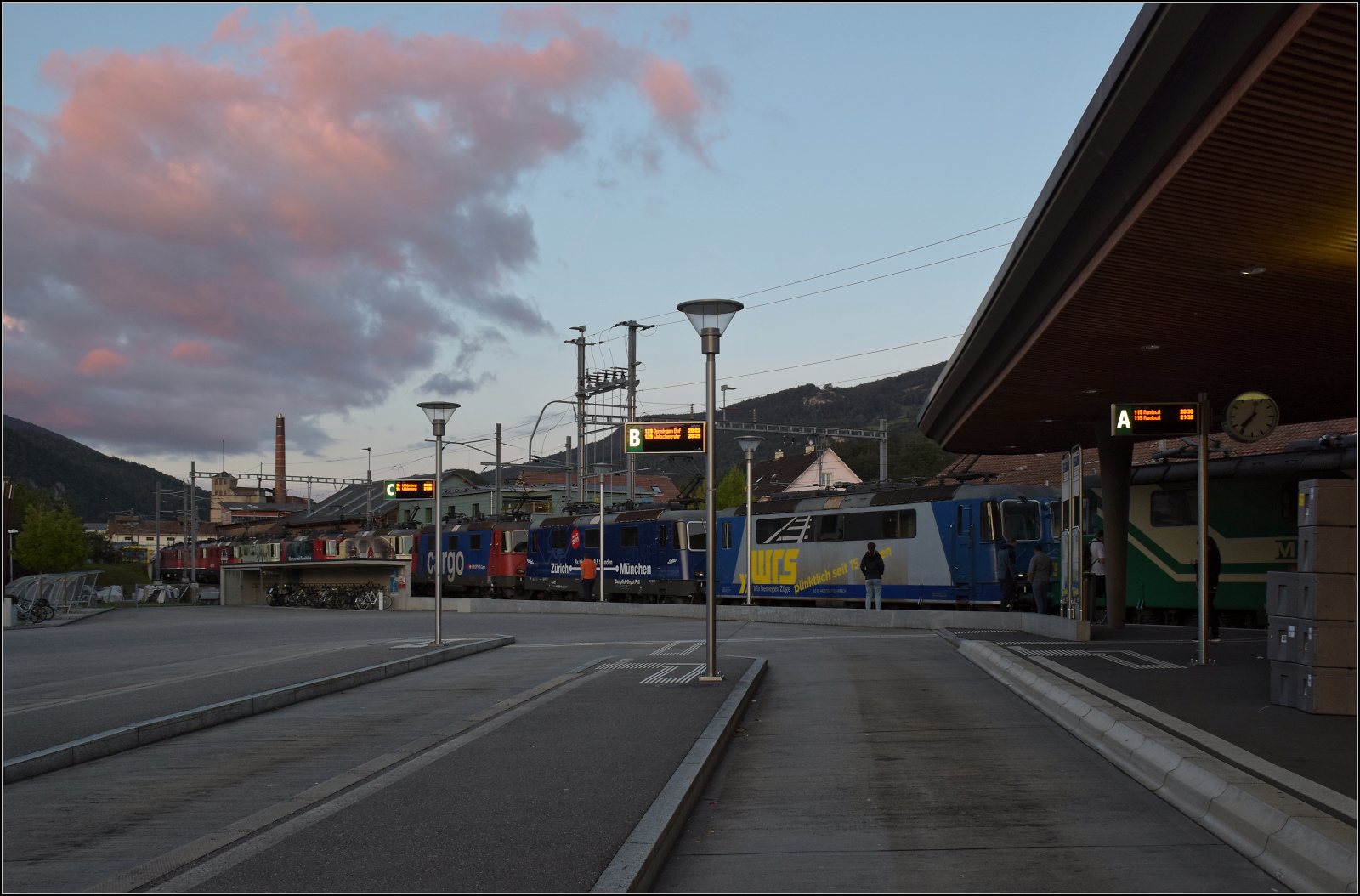Grosses BoBo-Treffen in Balsthal: 60 Jahre Re 4/4 II in der Schweiz.

Ausschnitt aus der langen Schlange an Re 4/4 II während es zusehends einnachtet. Balsthal, September 2024.