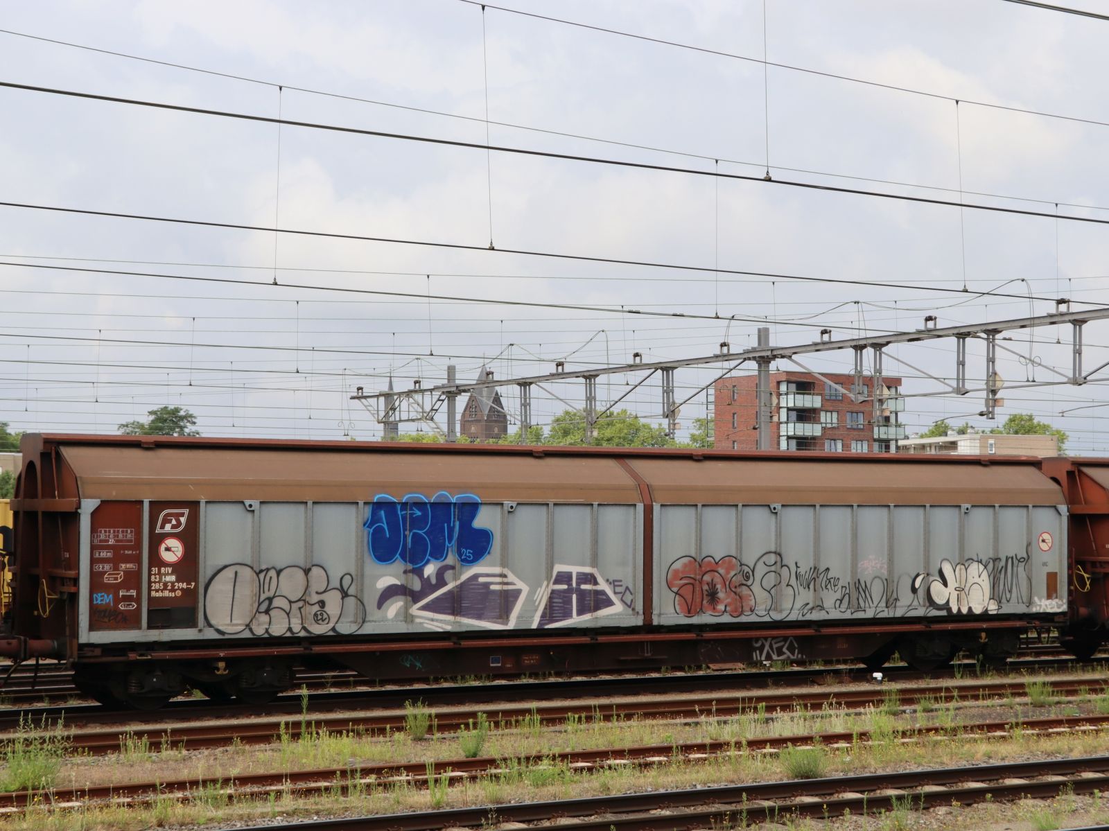 Habillss Vierachsiger grorumiger Schiebewandwagen aus Italien mit Nummer 31 RIV 83 I-MIR 285 2 294-7. Beladen mit Hausmll aus Italien. Bahnhof Venlo, Niederlande 24-07-2025.


Habillss vierassige schuifwandwagen uit Itali met nummer 31 RIV 83 I-MIR 285 2 294-7. Beladen met huisvuil uit Itali. Station Venlo, Nederland 24-07-2025.