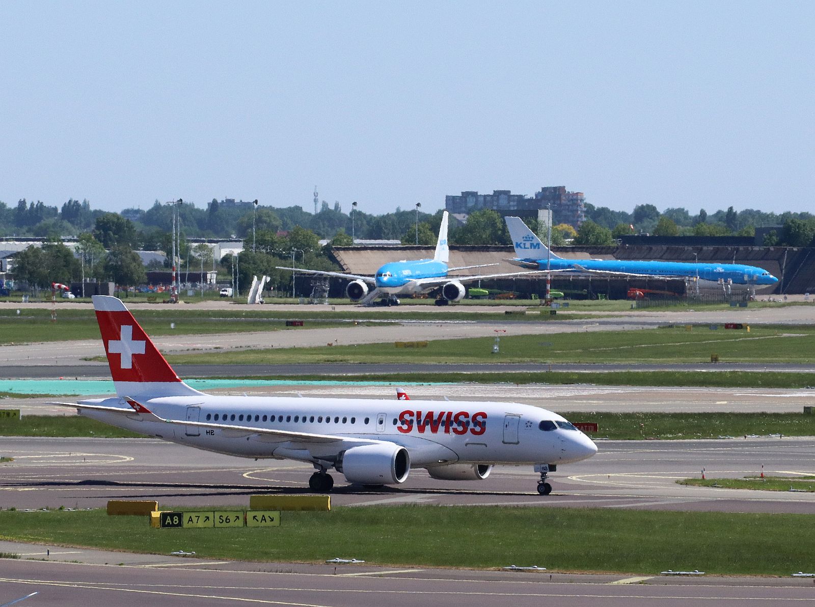 HB-JBB Swiss airlines Airbus A220-171 mit dem Name  Canton de Genve . Erstflug dieses Flugzeugs war am 22-07-2016. Flughafen Amsterdam Schiphol, Niederlande 12-05-2025.

HB-JBB Swiss airlines Airbus A220-171 met de naam  Canton de Genve . Eerste vlucht van dit vliegtuig was op 22-07-2016. Luchthaven Schiphol 12-05-2025.