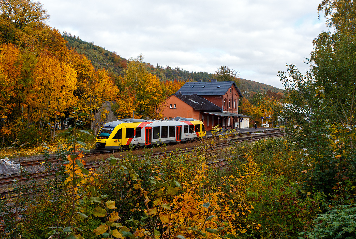 Herbst im Hellertal, der VT 205 ABp (95 80 0640 105-2 D-HEB), in Alstom Coradia LINT 27 der HLB (Hessische Landesbahn) / 3LänderBahn, verlässt am 14 Oktober 2025, als RB 96  Hellertalbahn“ (Neunkirchen/Siegerland – Herdorf – Betzdorf/Sieg), den Bahnhof Herdorf und fährt weiter in Richtung Betzdorf.

Der LINT 27 wurde 2004 von ALSTOM Transport Deutschland GmbH (vormals LHB - Linke-Hofmann-Busch GmbH) in Salzgitter-Watenstedt unter der Fabriknummer 1187-005 gebaut und als VT 205 an die vectus Verkehrsgesellschaft mbH geliefert. Mit dem Fahrplanwechsel zum Dezember 2014 wurden alle Fahrzeuge der vectus von der HLB übernommen.