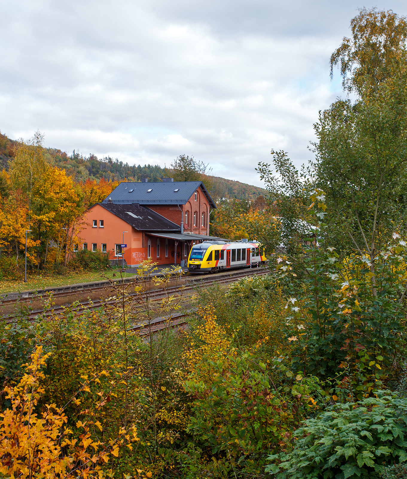 Herbst im Hellertal, der VT 205 ABp (95 80 0640 105-2 D-HEB), in Alstom Coradia LINT 27 der HLB (Hessische Landesbahn) / 3LänderBahn, hat am 14 Oktober 2025, als RB 96  Hellertalbahn“ (Neunkirchen/Siegerland – Herdorf – Betzdorf/Sieg), den Bahnhof Herdorf erreicht.

Der LINT 27 wurde 2004 von ALSTOM Transport Deutschland GmbH (vormals LHB - Linke-Hofmann-Busch GmbH) in Salzgitter-Watenstedt unter der Fabriknummer 1187-005 gebaut und als VT 205 an die vectus Verkehrsgesellschaft mbH geliefert. Mit dem Fahrplanwechsel zum Dezember 2014 wurden alle Fahrzeuge der vectus von der HLB übernommen.