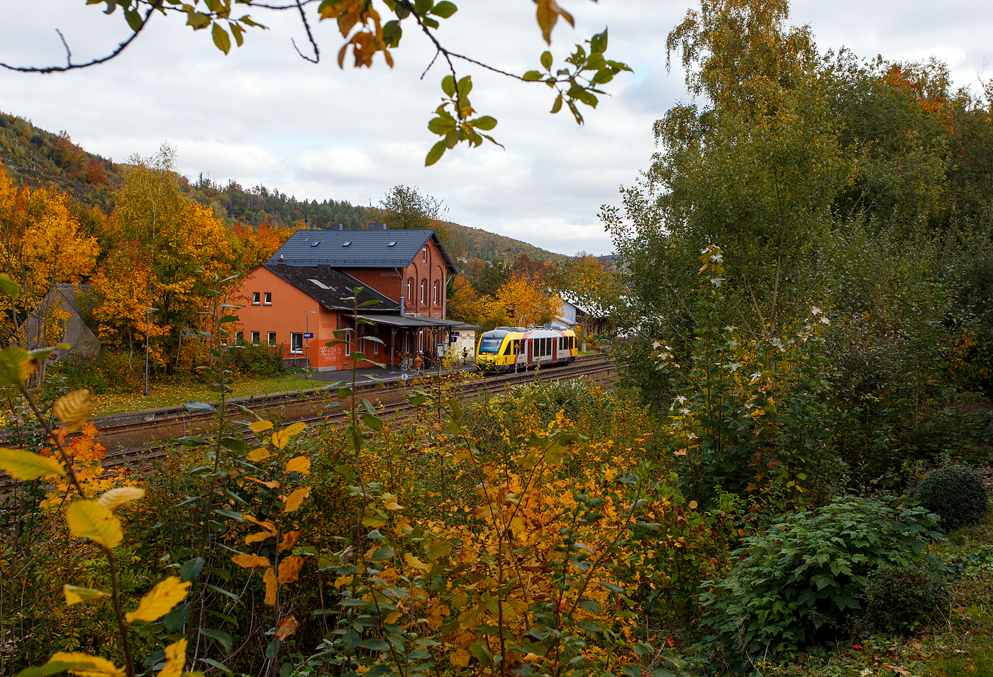 Herbst im Hellertal, der VT 205 ABp (95 80 0640 105-2 D-HEB), in Alstom Coradia LINT 27 der HLB (Hessische Landesbahn) / 3LänderBahn, erreicht am 14 Oktober 2025, als RB 96  Hellertalbahn“ (Neunkirchen/Siegerland – Herdorf – Betzdorf/Sieg), den Bahnhof Herdorf.

Der LINT 27 wurde 2004 von ALSTOM Transport Deutschland GmbH (vormals LHB - Linke-Hofmann-Busch GmbH) in Salzgitter-Watenstedt unter der Fabriknummer 1187-005 gebaut und als VT 205 an die vectus Verkehrsgesellschaft mbH geliefert. Mit dem Fahrplanwechsel zum Dezember 2014 wurden alle Fahrzeuge der vectus von der HLB übernommen.