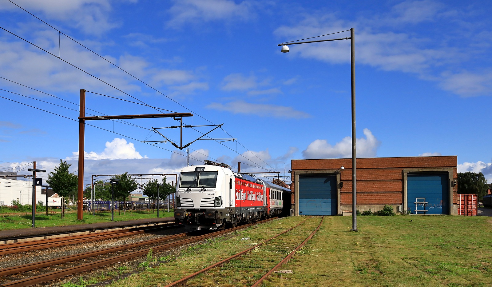 Hier mal der Blick vom Einfahrbereich Süd im/am Bhf Pattburg/DK auf die 193 965-1.  26.07.2023 