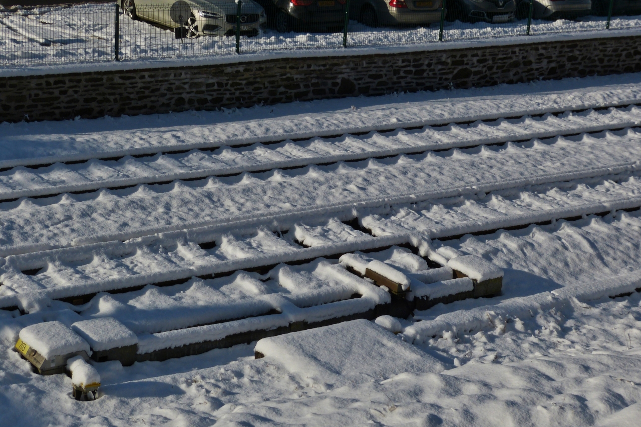 Hier unterhalb des Bahnhofes von Clervaux fährt bis nach Ostern außer Arbeitszügen kein Zug mehr über diese Gleise, Streckensperrung wegen Decken Probleme in einem Tunnel zwischen Kautenbach und Wilwerwiltz. 21.01.2023