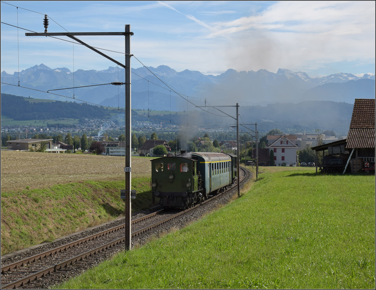 Historische Seethalbahn in Aktion.

E 3/3 'Beinwyl' der Seethalbahn mit BLS A 801 und SBB F 16847 erklimmt die Rampe von Eschenbach nach Ballwil. September 2024.