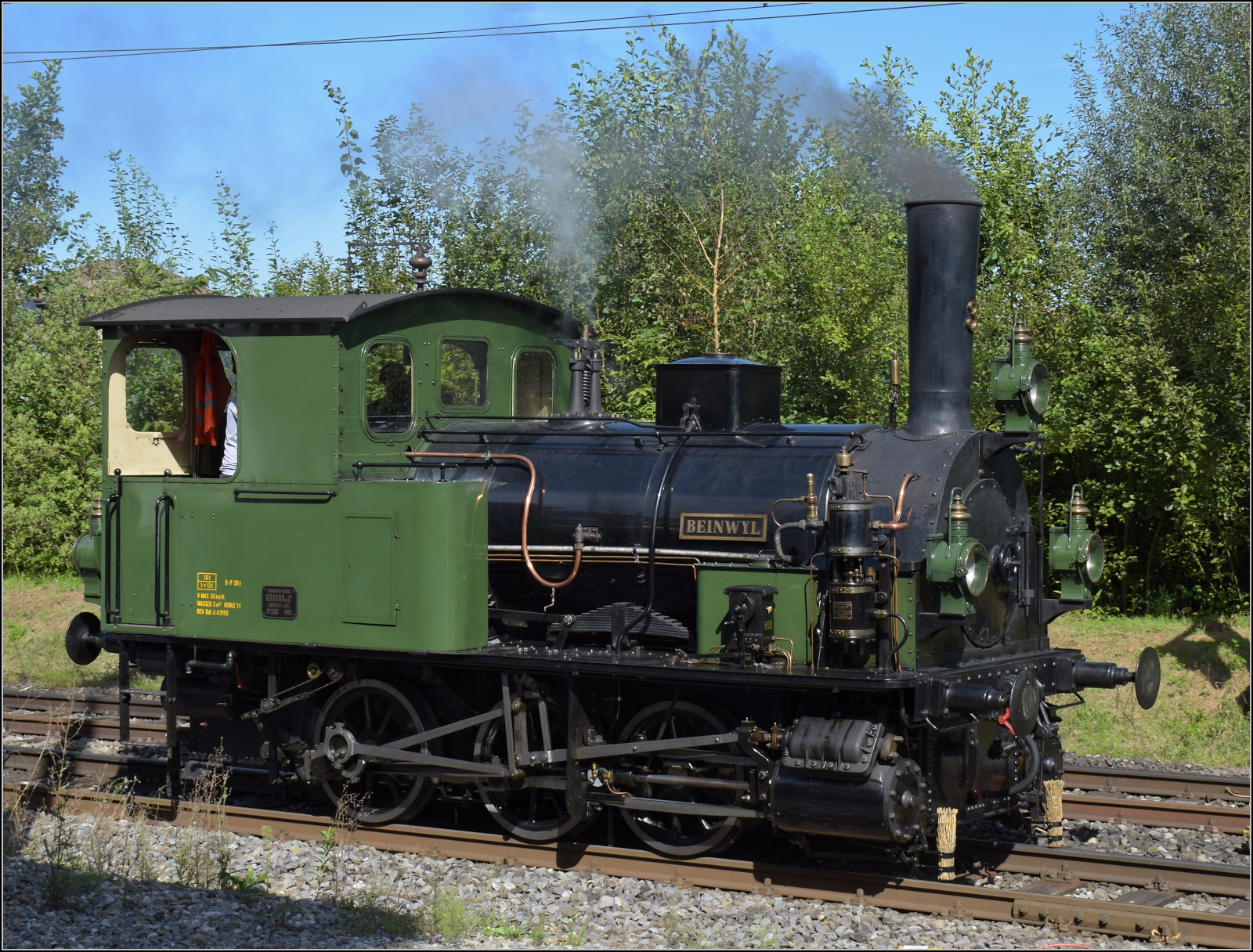 Historische Seethalbahn in Aktion.

E 3/3 'Beinwyl' der Seethalbahn umfährt in Eschenbach ihren Zug. September 2024.
