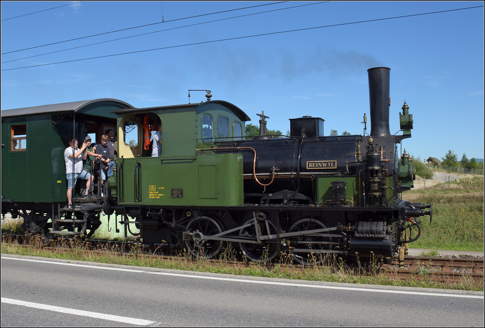 Historische Seethalbahn in Aktion.

E 3/3 'Beinwyl' der Seethalbahn mit dem SBB-Gepckwagen F 16847 und dem EW I der BLS A 801 beim Kieswerk Ballwil. September 2024.