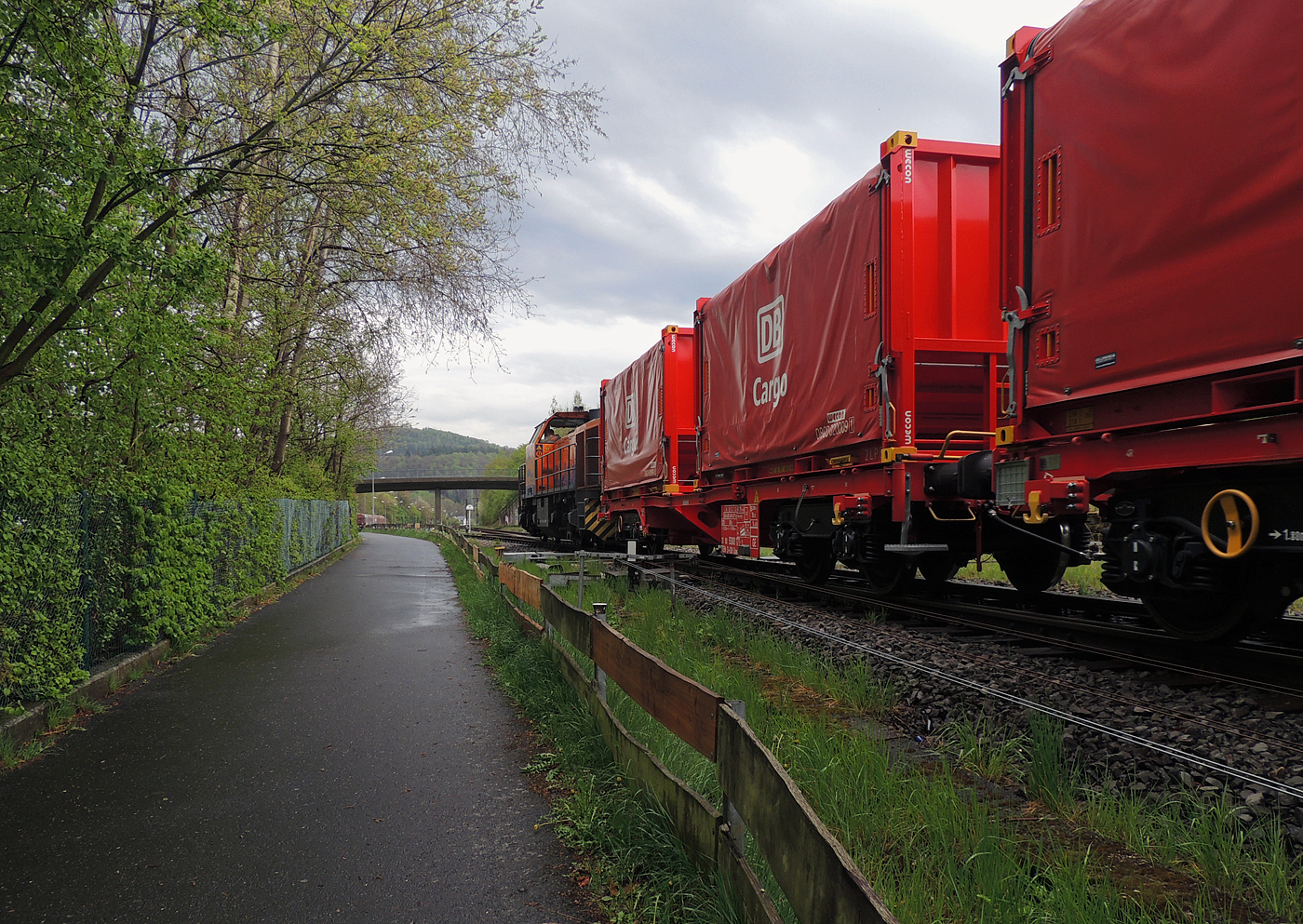 Hochbetrieb in Herdorf am 23 April 2025: Durch die vergangenen Osterfeiertage braucht es wohl wieder Nachschub. Die KSW (Kreisbahn Siegen-Wittgenstein) kommt im Sandwich mit einem sehr langen und somit schweren Coilzug, von via Betzdorf/Sieg kommend in Herdorf an. Gleich drauf geht es auf den KSW-Rangierbahnhof (Betriebsstätte FGE - Freien Grunder Eisenbahn). Übrigens die neuen m²-Güterwagen/Tragwagen der Gattung Uas 224.2 für Coiltransporte der DB Cargo AG sind hier immer mehr anzutreffen.

Vorne als Zuglok die KSW 44 (92 80 1271 004-4 D-KSW) eine MaK G 1000 BB und hinten nachschiebend die KSW 47 (92 80 1271 027-5 D-KSW), ex D 2 der HFM, eine Vossloh G 1000 BB.

Im Rbf wird der Zug geteilt, da er für die Weiterfahrt sonst zu lang wäre, und die KSW 44 zieht den ersten Teil weiter zu den Schäfer Werke KG am Pfannenberg in Neunkirchen-Salchendorf. 

Später kam dann noch die KSW 43 (92 80 1273 018-2 D-KSW), die asymmetrische Vossloh G 2000 BB, mit einem langen Coilzug von Duisburg an.