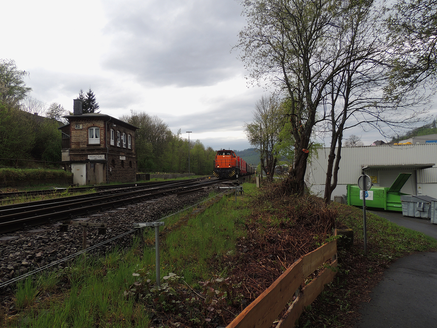 Hochbetrieb in Herdorf am 23 April 2025: 
Durch die vergangenen Osterfeiertage braucht es wohl wieder Nachschub. Die KSW (Kreisbahn Siegen-Wittgenstein) kommt im Sandwich mit einem sehr langen und somit schweren Coilzug, von via Betzdorf/Sieg kommend in Herdorf an. Gleich drauf geht es auf den KSW-Rangierbahnhof (Betriebsstätte FGE - Freien Grunder Eisenbahn). Übrigens die neuen m²-Güterwagen/Tragwagen der Gattung Uas 224.2 für Coiltransporte der DB Cargo AG sind hier immer mehr anzutreffen.

Vorne als Zuglok die KSW 44 (92 80 1271 004-4 D-KSW) eine MaK G 1000 BB und hinten nachschiebend die KSW 47 (92 80 1271 027-5 D-KSW), ex D 2 der HFM, eine Vossloh G 1000 BB.

Im Rbf wird der Zug geteilt, da er für die Weiterfahrt sonst zu lang wäre, und die KSW 44 zieht den ersten Teil weiter zu den Schäfer Werke KG am Pfannenberg in Neunkirchen-Salchendorf. 

Später kam dann noch die KSW 43 (92 80 1273 018-2 D-KSW), die asymmetrische Vossloh G 2000 BB, mit einem langen Coilzug von Duisburg an.