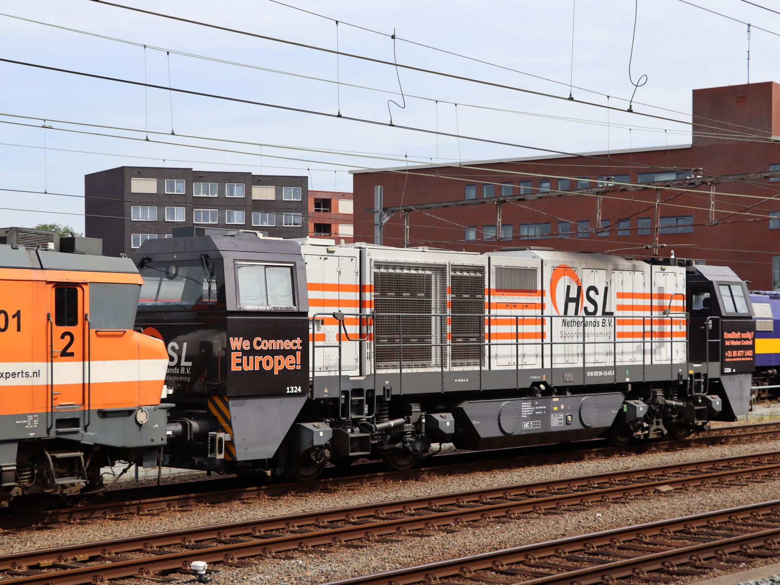 HSL Logistik Diesellok 1324 (92 80 1272 201-5 D-ATLD) mit Railexperts Lokomotive 9901 (91 84 1570 827-3 NL-RXP) ex-NS 1627 Bahnhof Amersfoort Centraal 02-08-2022.

HSL Logistik dieselloc 1324 (92 80 1272 201-5 D-ATLD) met Railexperts locomotief 9901 (91 84 1570 827-3 NL-RXP) ex-NS 1627 station Amersfoort Centraal 02-08-2022. 
