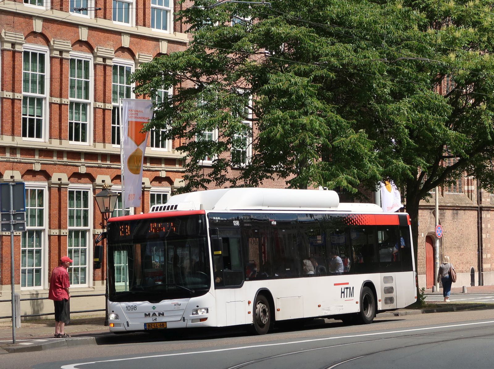 HTM Bus 1098 MAN Lion's City Baujahr 2011. Kneuterdijk, Den Haag 28-06-2024.

HTM bus 1098 MAN Lion's City bouwjaar 2011. Kneuterdijk, Den Haag 28-06-2024.