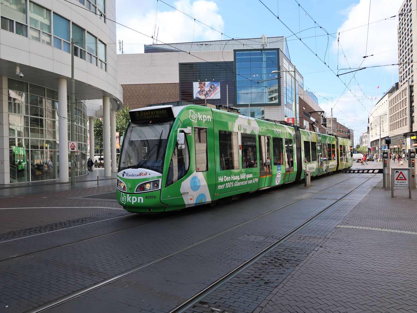 HTM Randstadrail Strassenbahn 4031 mit KPN Werbung. Kalvermarkt, Den Haag 13-07-2023.

HTM Randstadrail tram 4031 met KPN reclame. Kalvermarkt, Den Haag 13-07-2023.