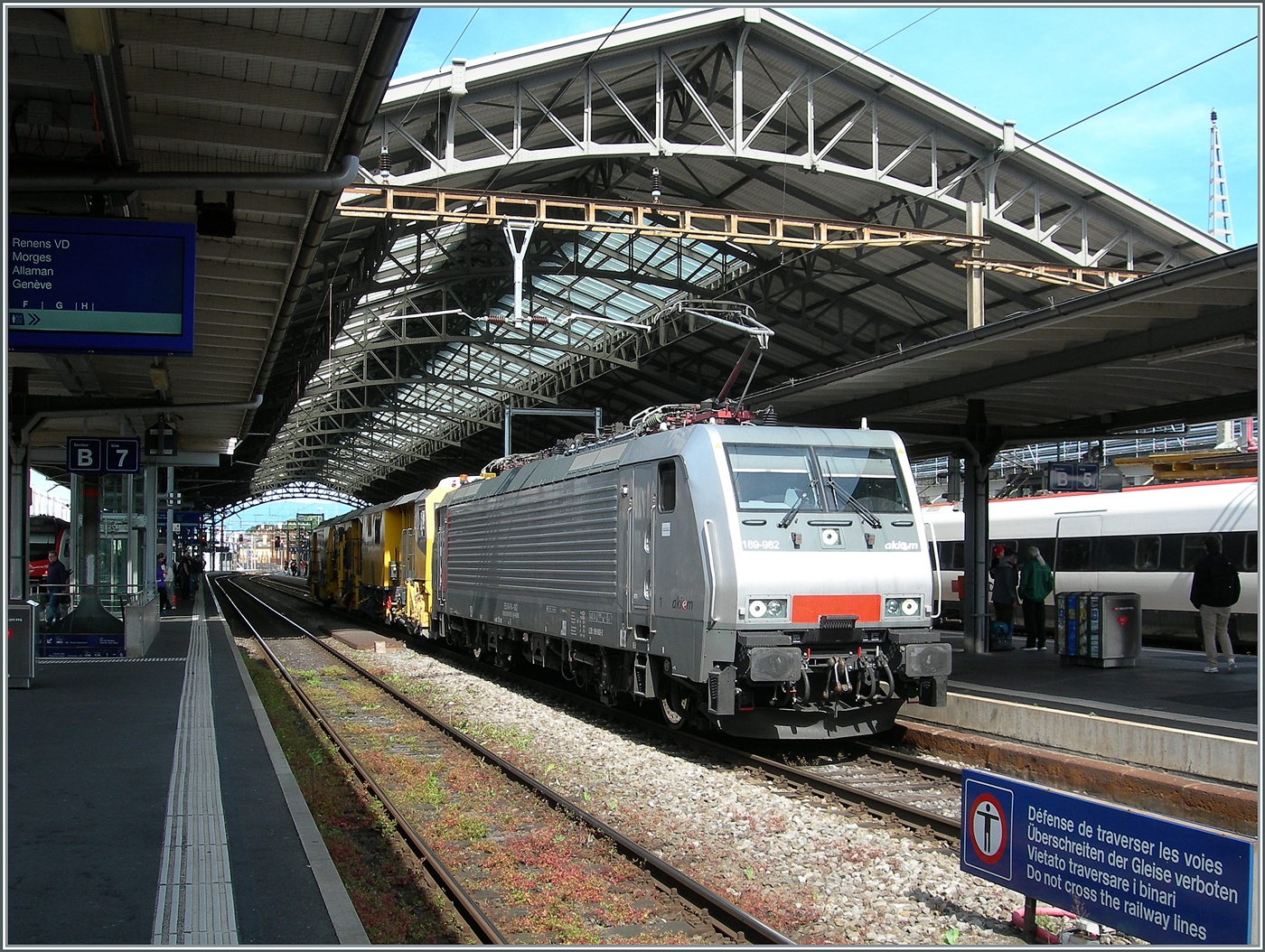 Ich staunte nicht schlecht, als ich erneut die akiem 64 F4 082 (91 80 189 982-2 D-AKIEM) in Lausanne zu sehen bekam. Die Lok wartet mit einer Gleisbaumaschine auf die baldige Weiterfahrt in Richtung Vevey. Seit der �bernahme der  Novelis -Z�ge durch DB 185 sind die ohnehin raren Eins�tze der BR 189 in der Gegend von Lausanne sehr selten geworden, so dass diese akiem 64 F4 082 (91 80 189 982-2 D-AKIEM) ein nicht allt�gliches Motiv darstellt. 

24. Mai 2025