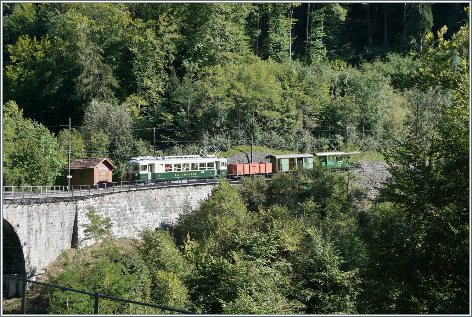  Il était une fois... les années 40 / Es war einmal: die 40er Jahre  - Eine Reise in die Vergangenheit, mit dem damals neuen GFM Ce 4/4 131 (Baujahr 1943 - heute GFM Historique) auf dem Weg nach Blonay bei Vers-Chez-Robert. 

11. September 2022