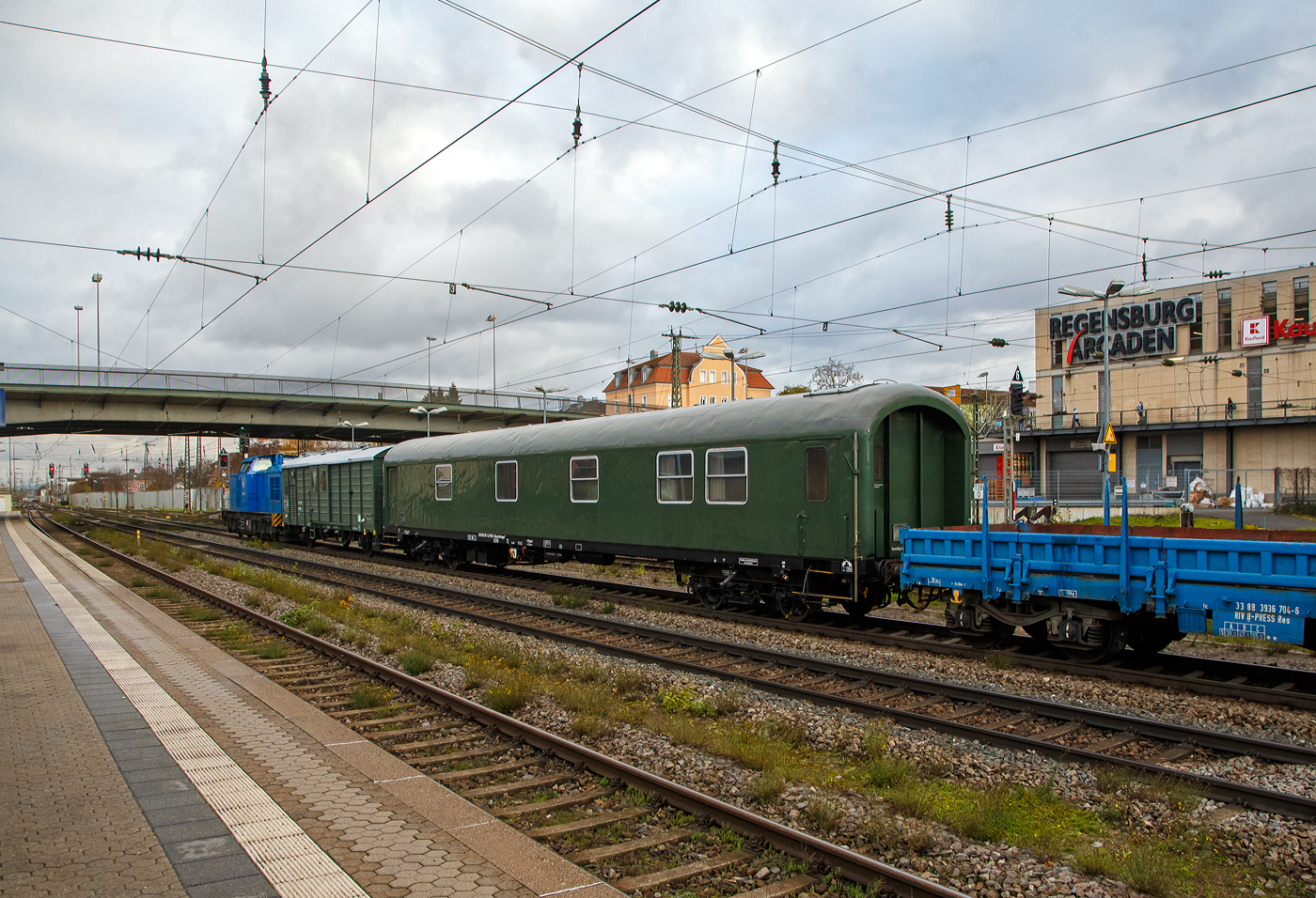 Im Nachschuss....
Die PRESS 204 016-0 alias 204 314-9 (92 80 1204 314-9 D-PRESS) der Eisenbahn-Bau- und Betriebsgesellschaft Pressnitztalbahn mbH fährt am 24.11.2022, dahinter mit dem Energieversorgungswagen 40 80 D-PRESS 9400 957-3 der Gattung Ux x 361, dem Wohnschlafwagen 60 80 9925 397-3 D-PRESS der Gattung Wohnschlafwagen 420 und zwei Res-Wagen, durch den Hauptbahnhof Regensburg.
