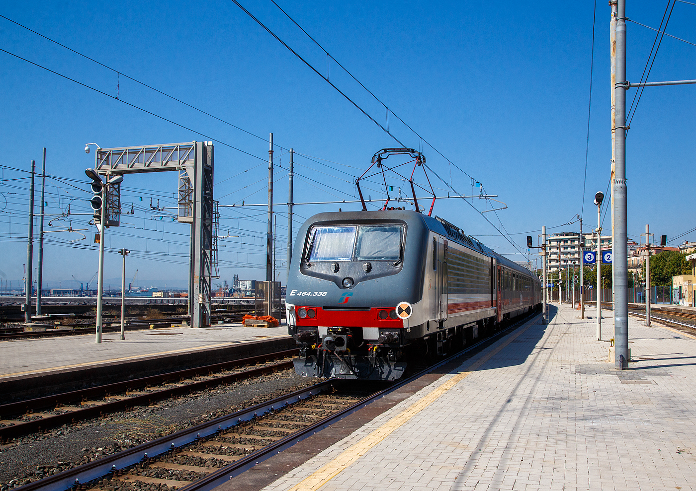 Im Sandwich zweier E.464 (geführt von der geschoben von der E.464.338) verlässt der Trenitalia InterCity Notte ICN 1959, von Roma Termini nach Syrakus (Siracusa), am 18 Juli 2022 den Bahnhof Catania Centrale und fährt weiter in Richtung Syrakus.